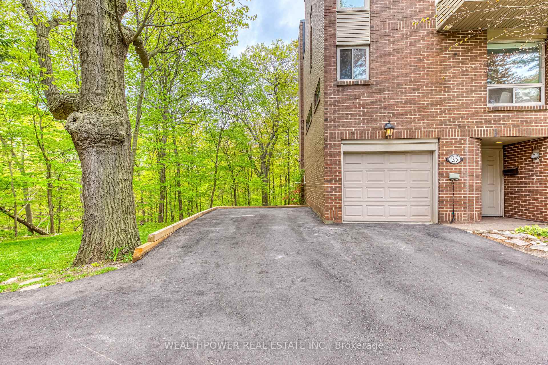 3 Bedrooms Condo at 1250 Marlborough, Oakville For sale