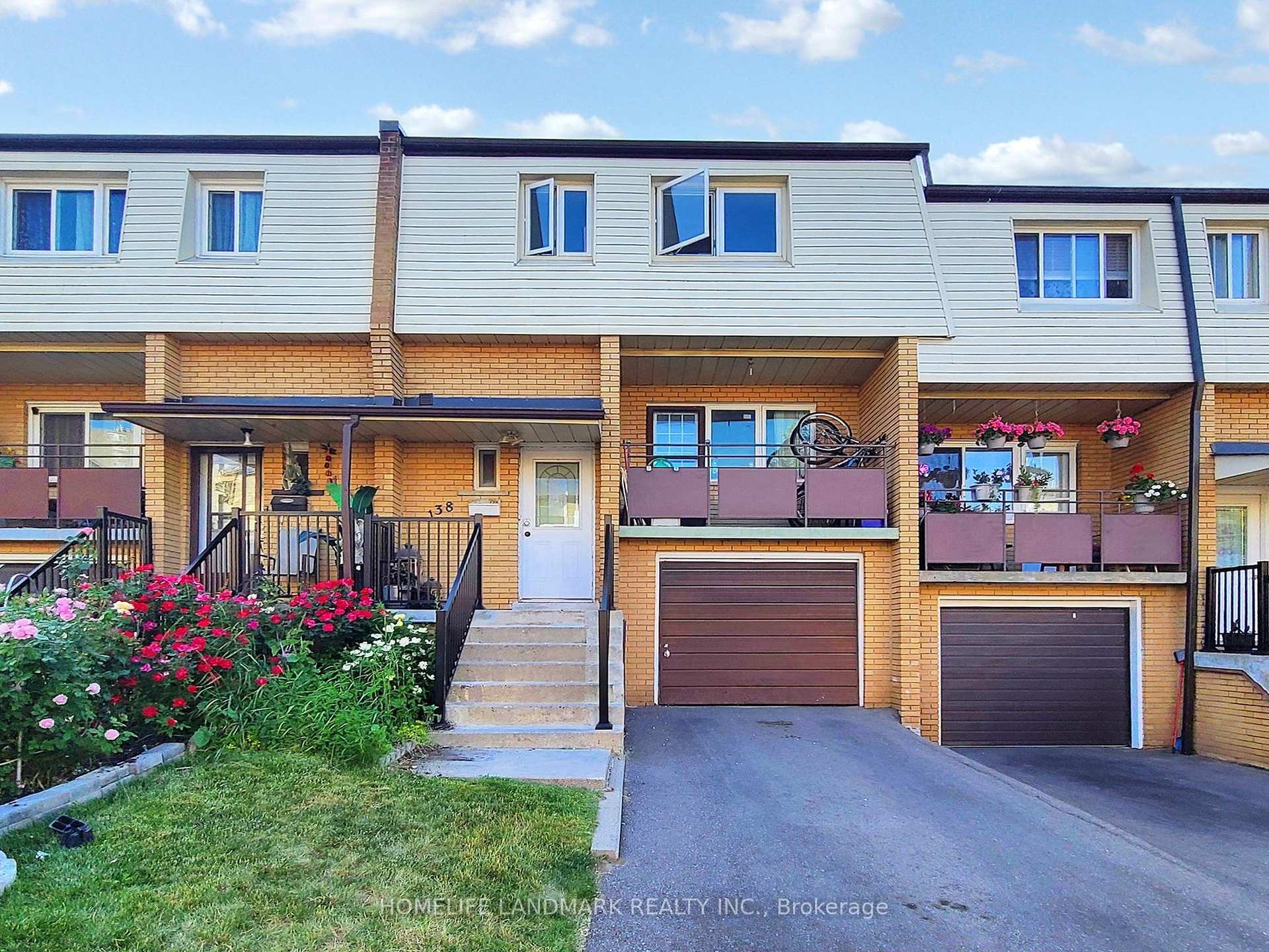 5 Bedrooms Condo at 3175 Kirwin, Mississauga For sale