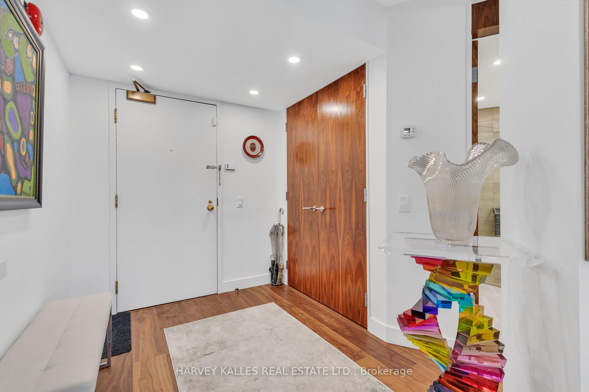 2 Bedrooms Condo at 1331 Bay, Toronto For sale