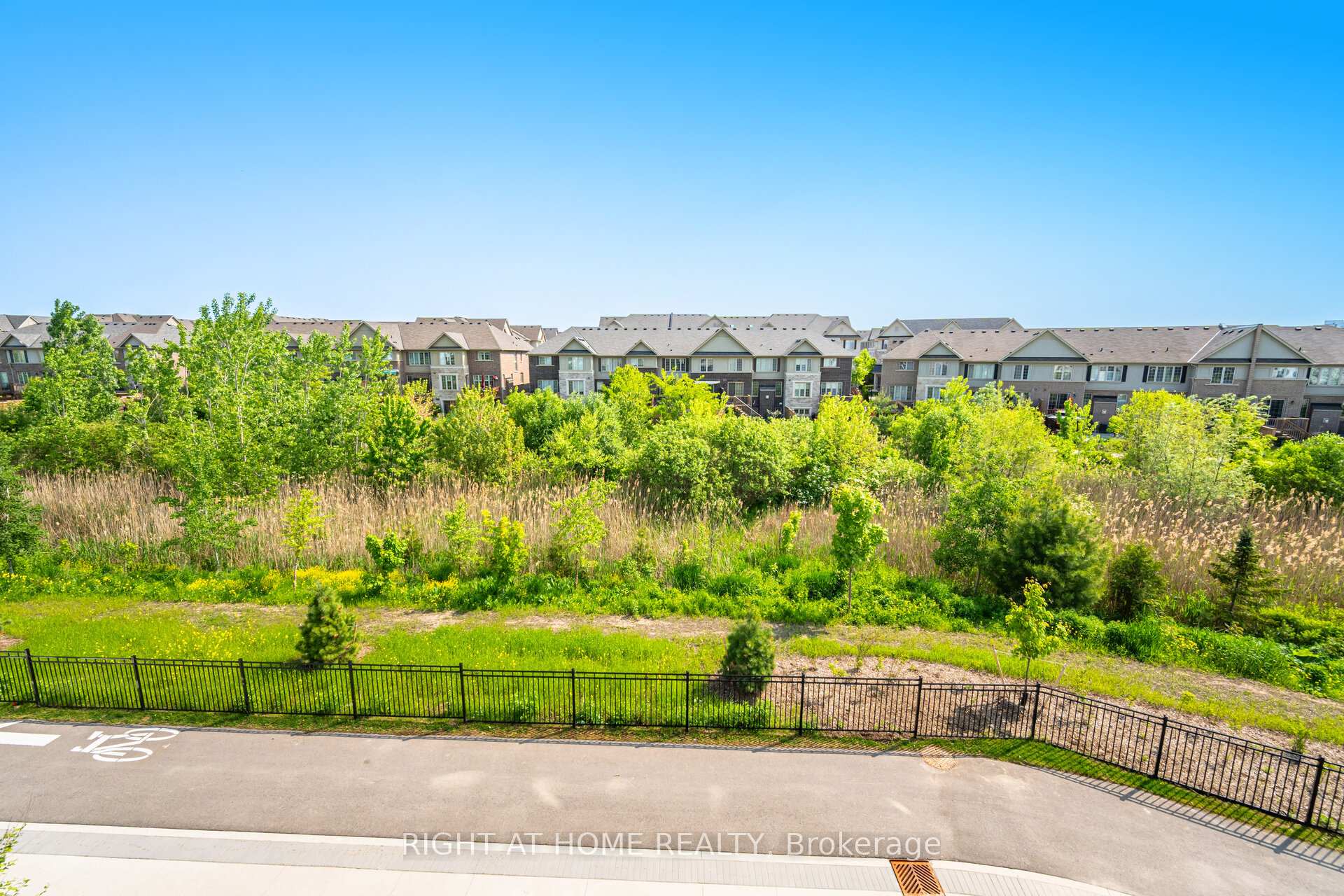 2 Bedrooms Condo at 349 Wheat Boom, Oakville For sale