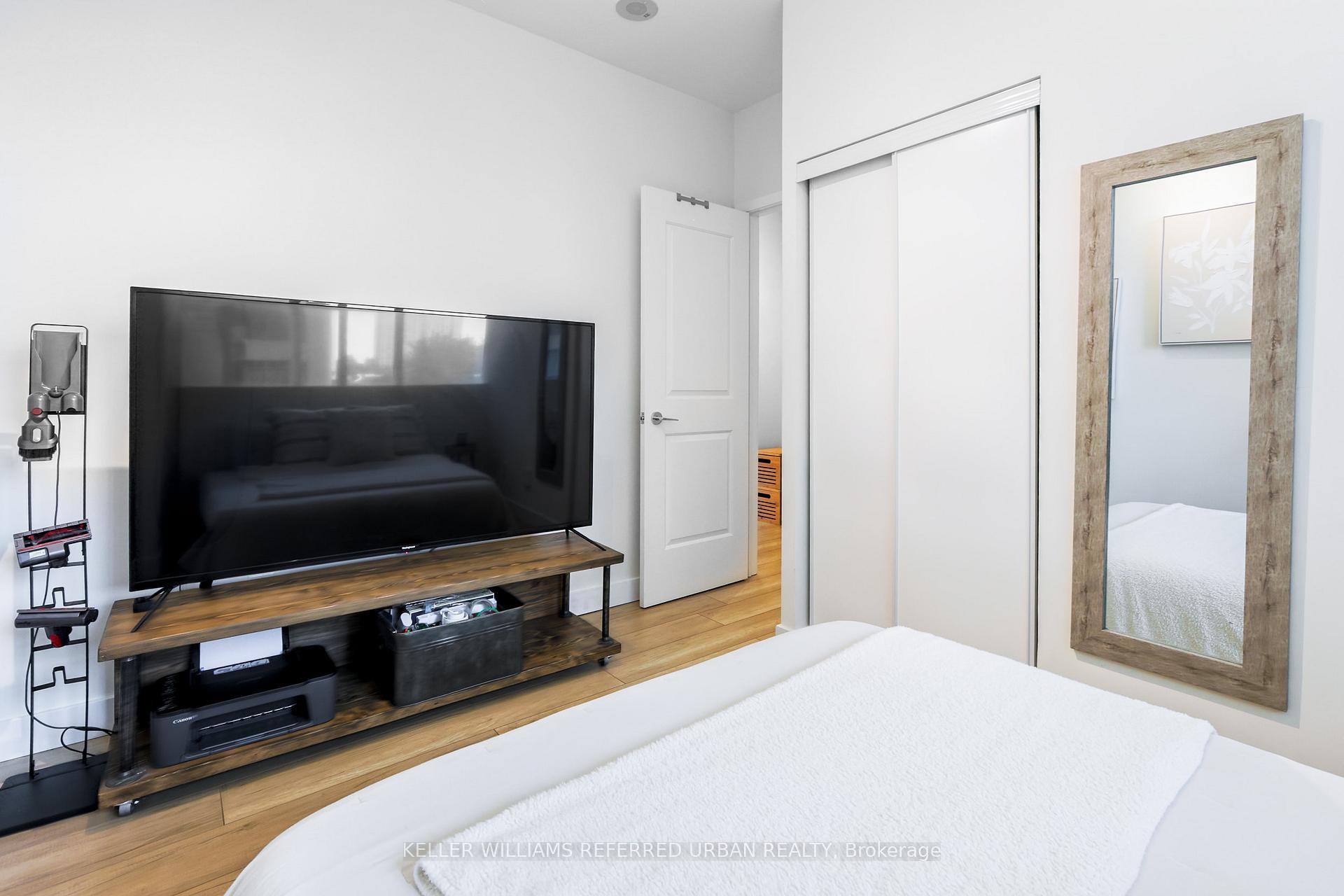 2 Bedrooms Condo at 19 Town Centre, Toronto For sale