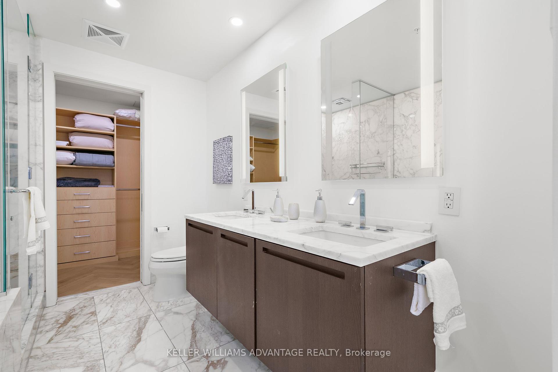 2 Bedrooms Condo at 180 University, Toronto For sale