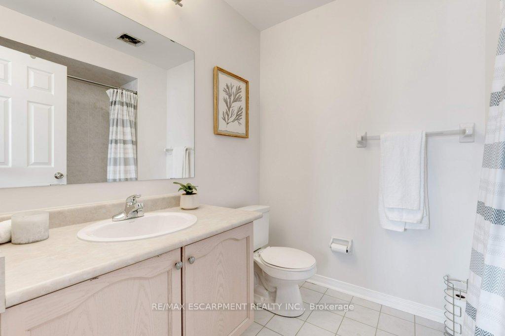 4 Bedrooms Condo at 5090 Fairview, Burlington For sale