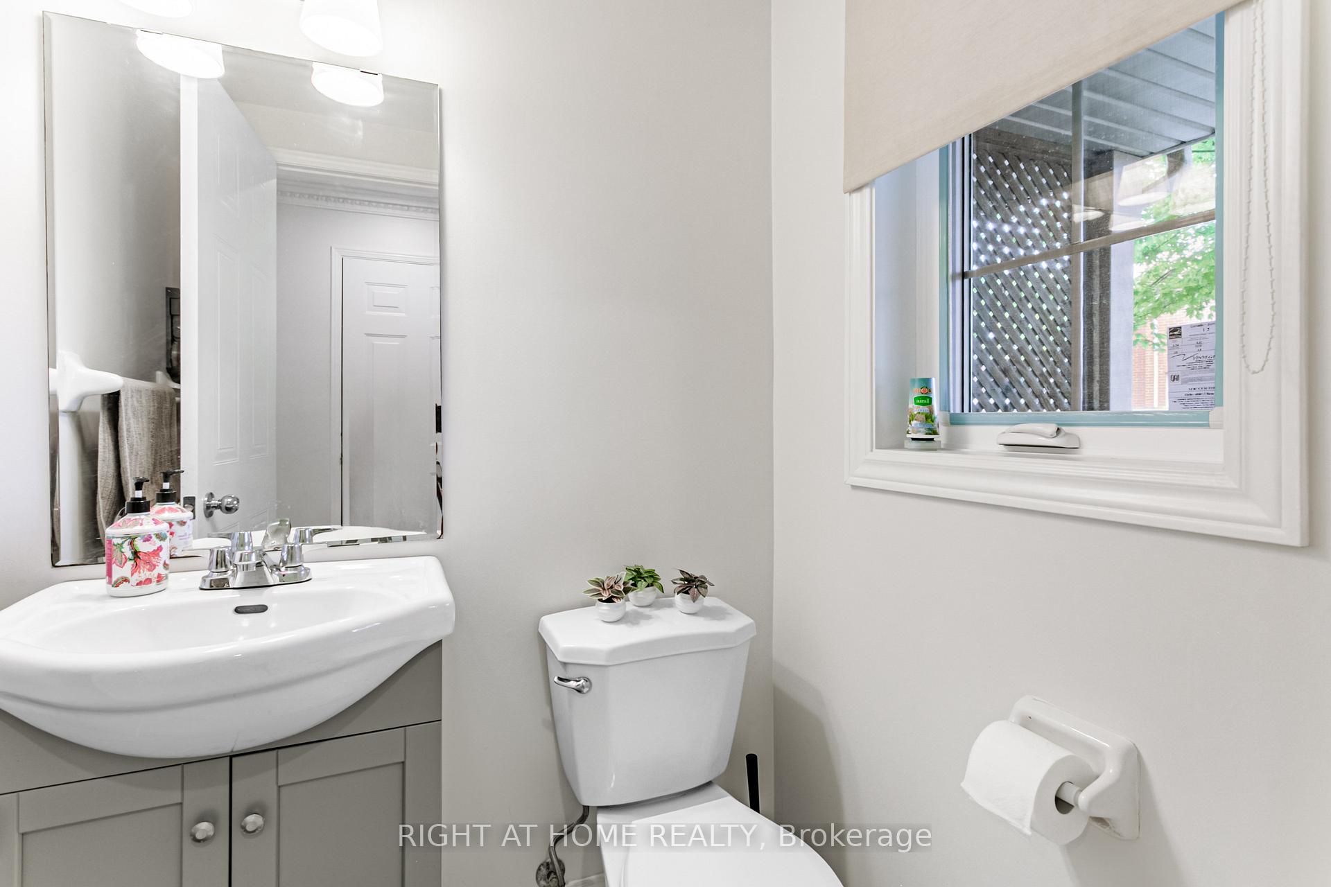 4 Bedrooms Condo at 5223 Fairford, Mississauga For sale