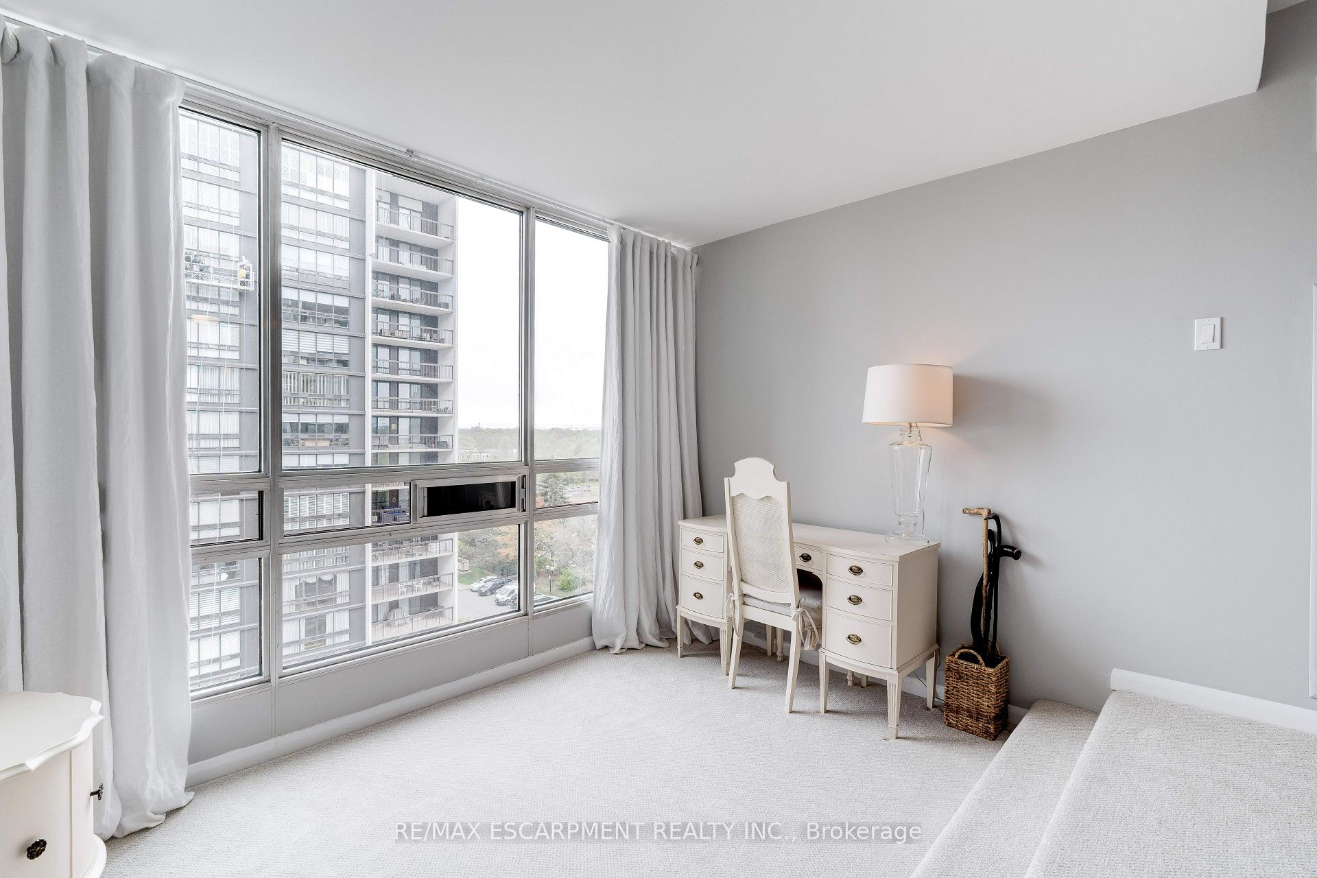 3 Bedrooms Condo at 2175 Marine, Oakville For sale