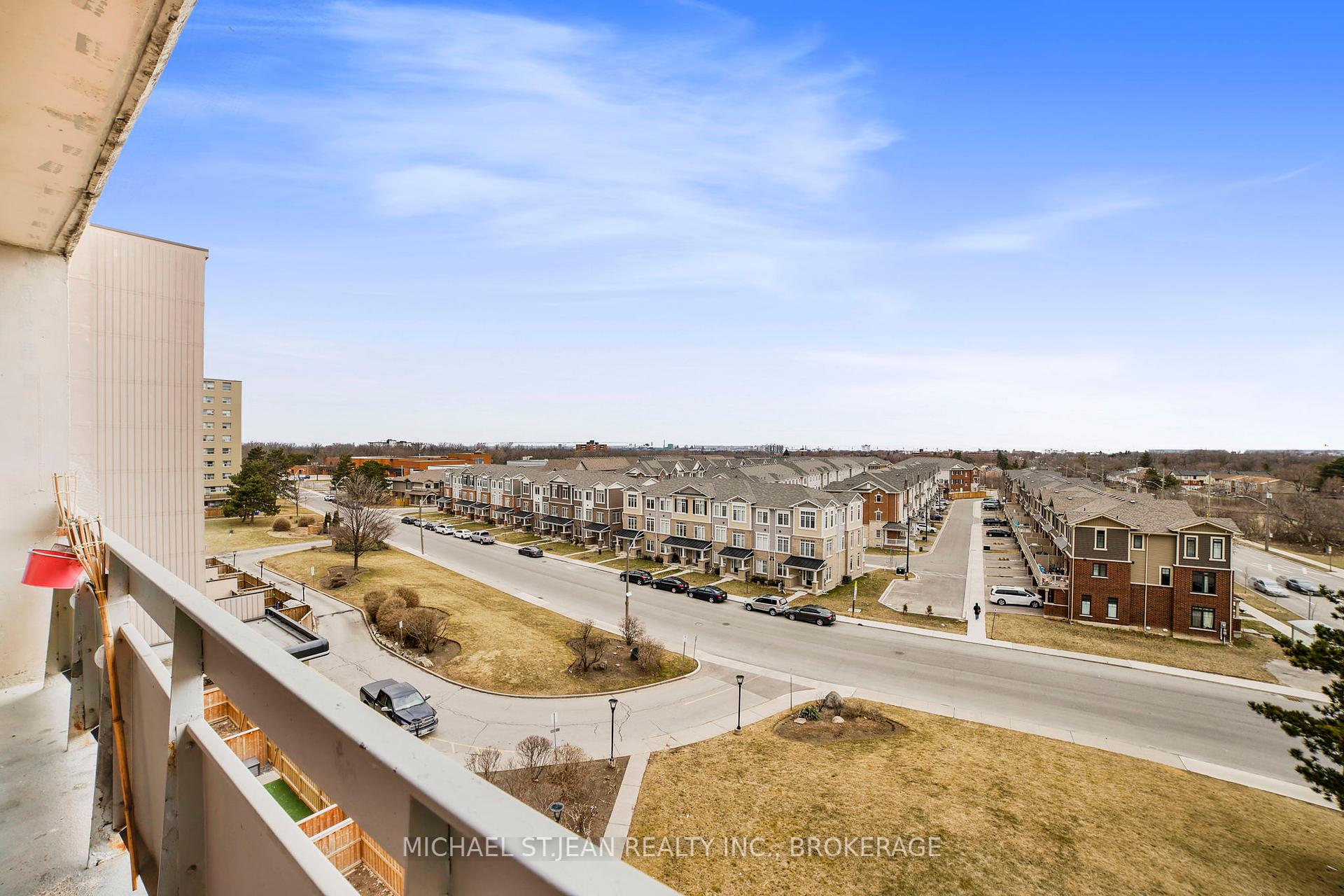 3 Bedrooms Condo at 15 Albright,  Hamilton For sale