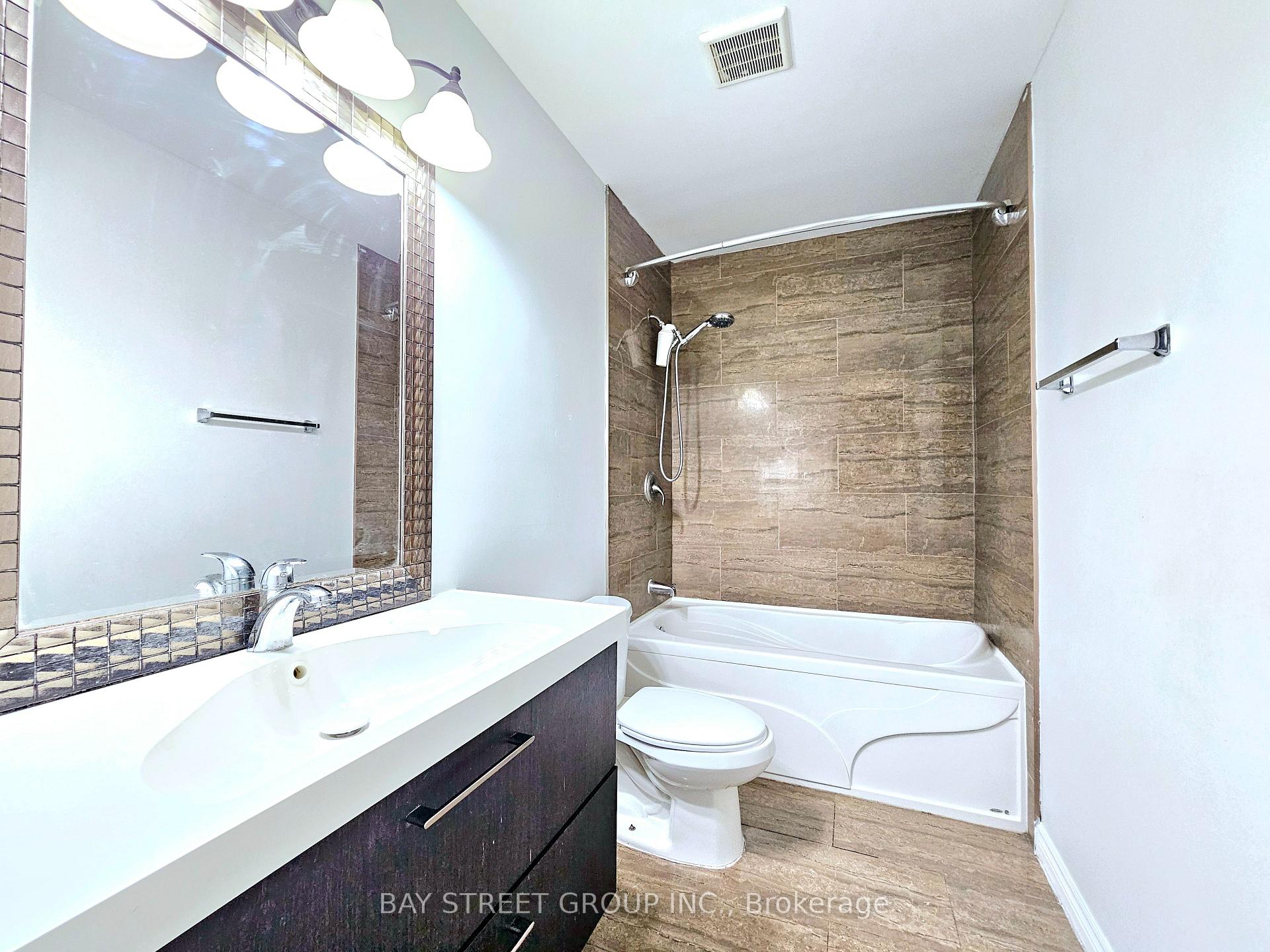 3 Bedrooms Condo at 2779 Gananoque, Mississauga For sale
