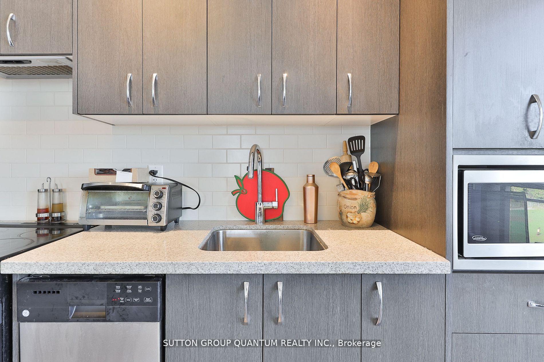 2 Bedrooms Condo at 457 Plains, Burlington For sale