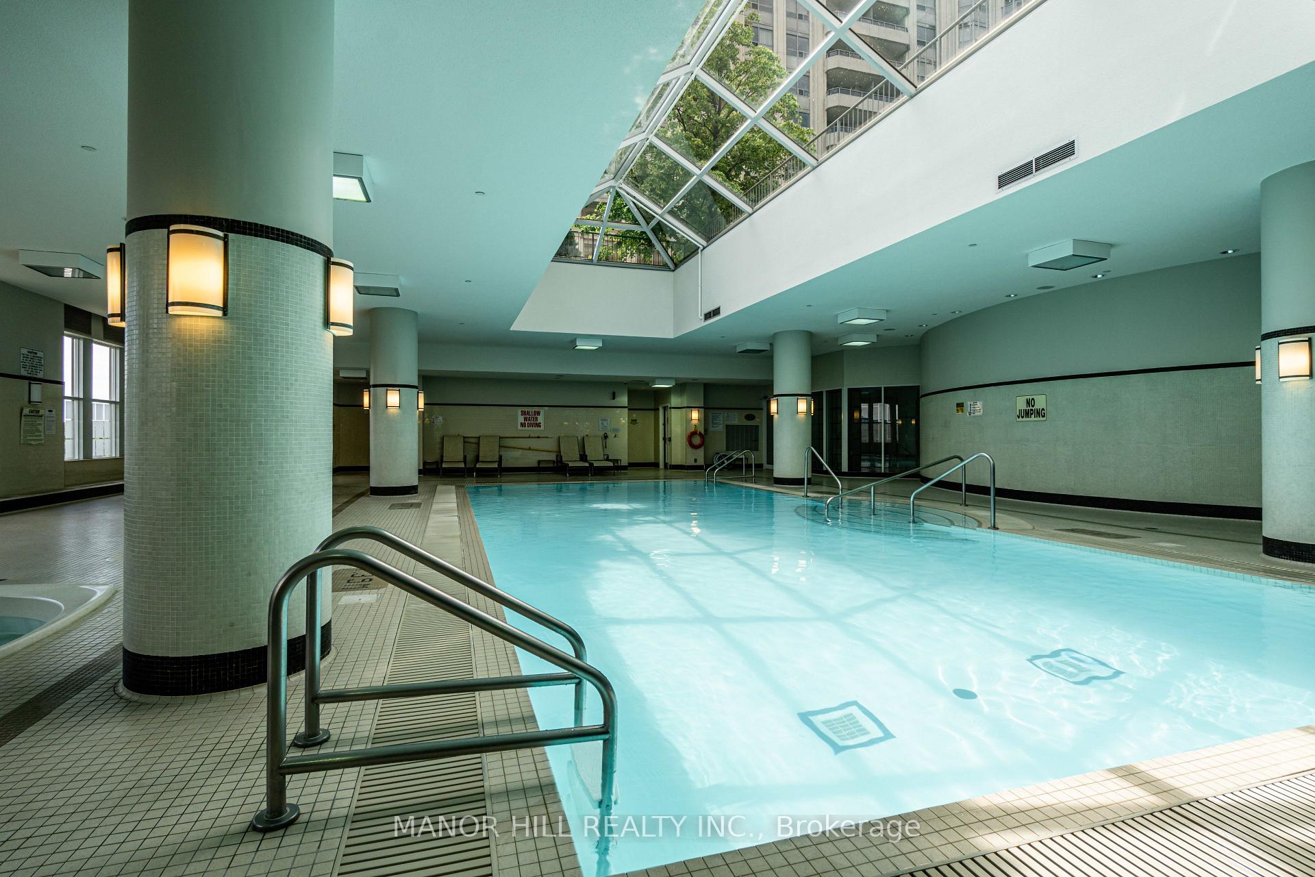 2 Bedrooms Condo at 35 Kingsbridge Garden,  Mississauga For sale