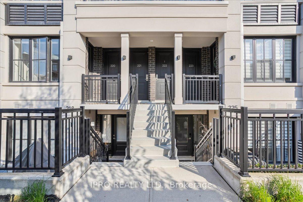 2 Bedrooms Condo at 652 Cricklewood, Mississauga For sale