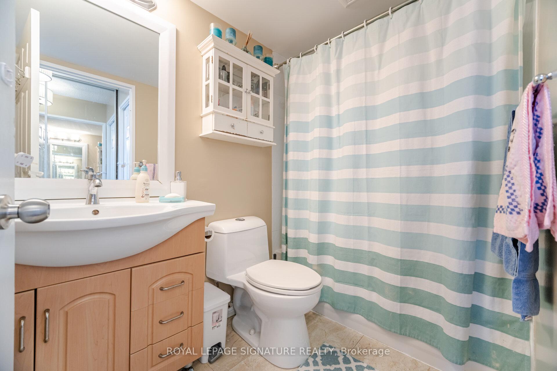 3 Bedrooms Condo at 50 Kingsbridge Garden, Mississauga For sale