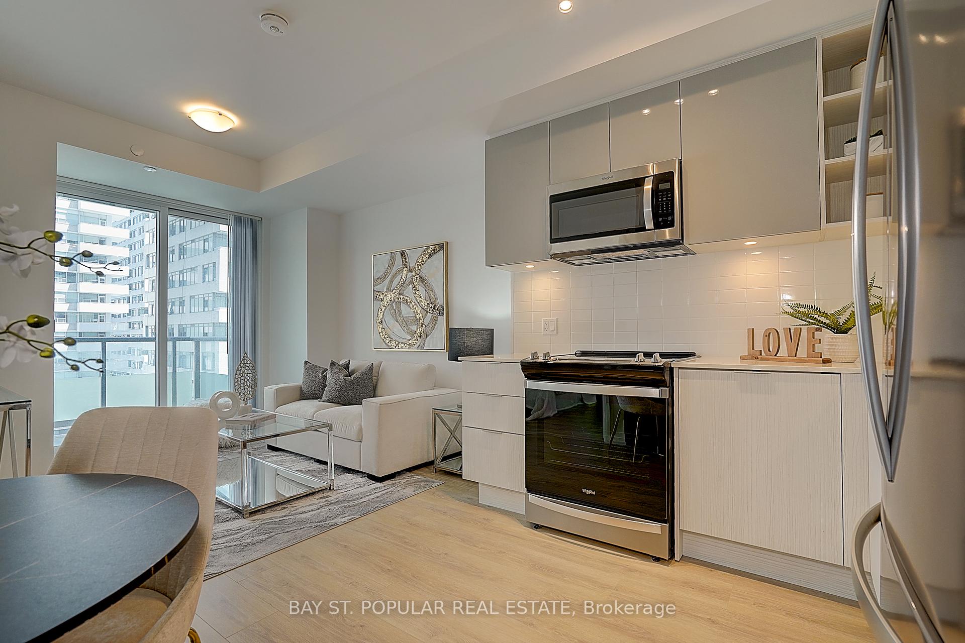 2 Bedrooms Condo at 50 Dunfield, Toronto For sale