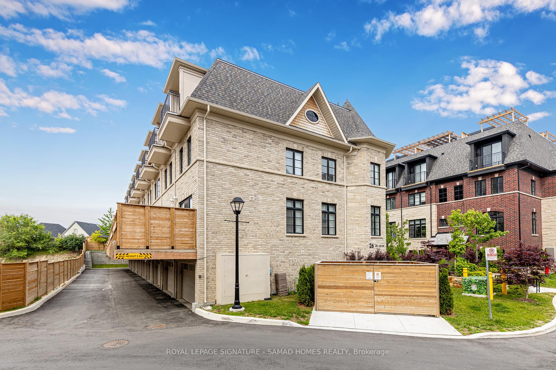 3 Bedrooms Condo at 26 Lunar, Mississauga For sale