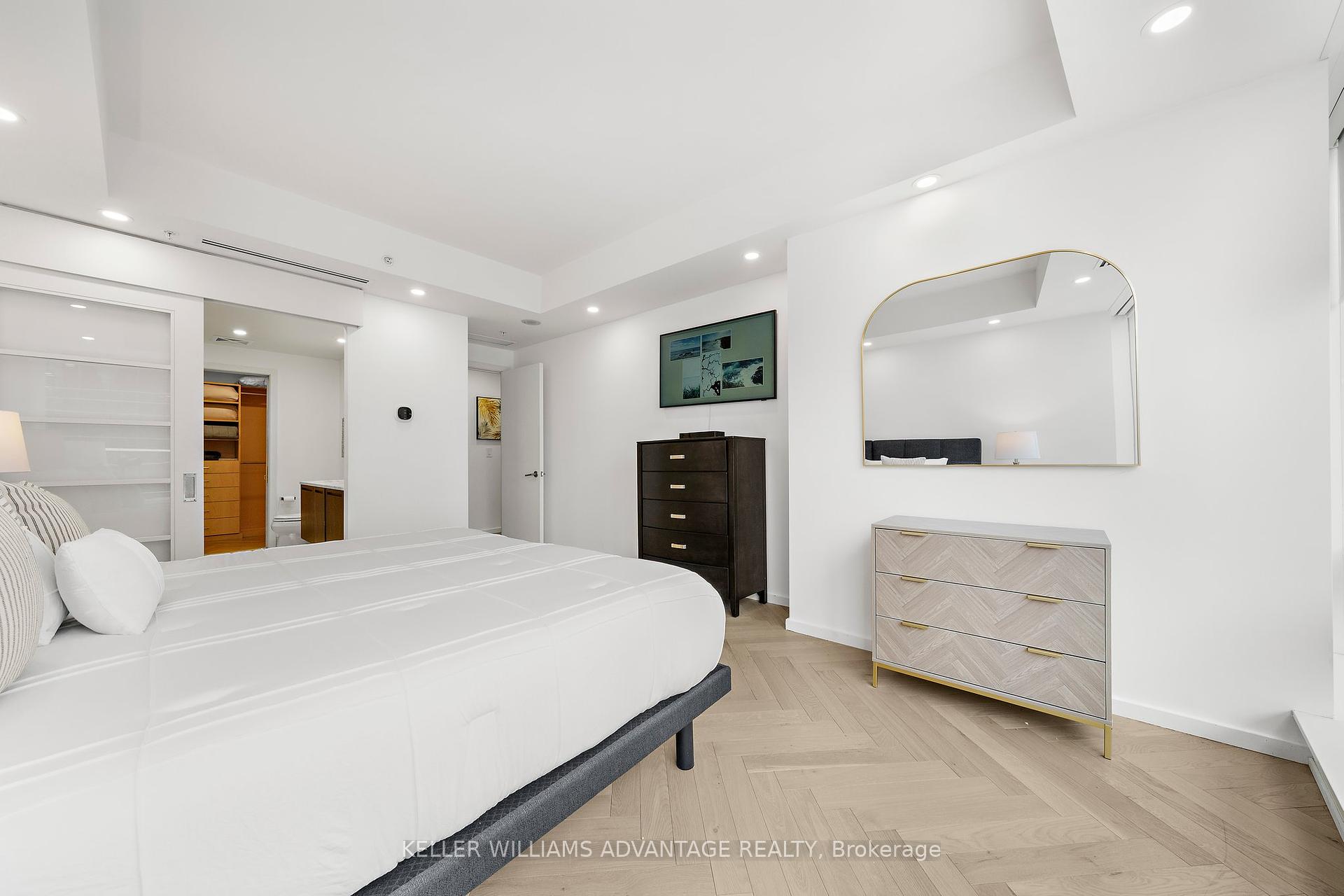 2 Bedrooms Condo at 180 University, Toronto For sale