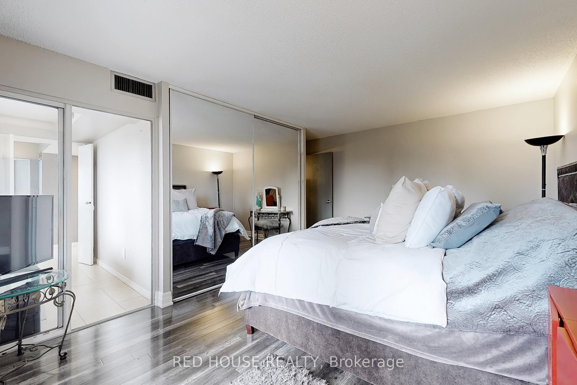 2 Bedrooms Condo at 10 Markbrook,  Toronto For sale