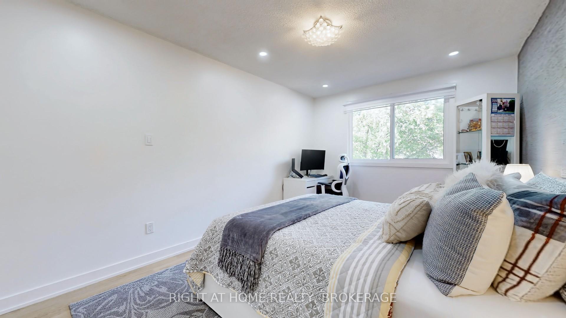 4 Bedrooms Condo at 4193 Longmoor, Burlington For sale