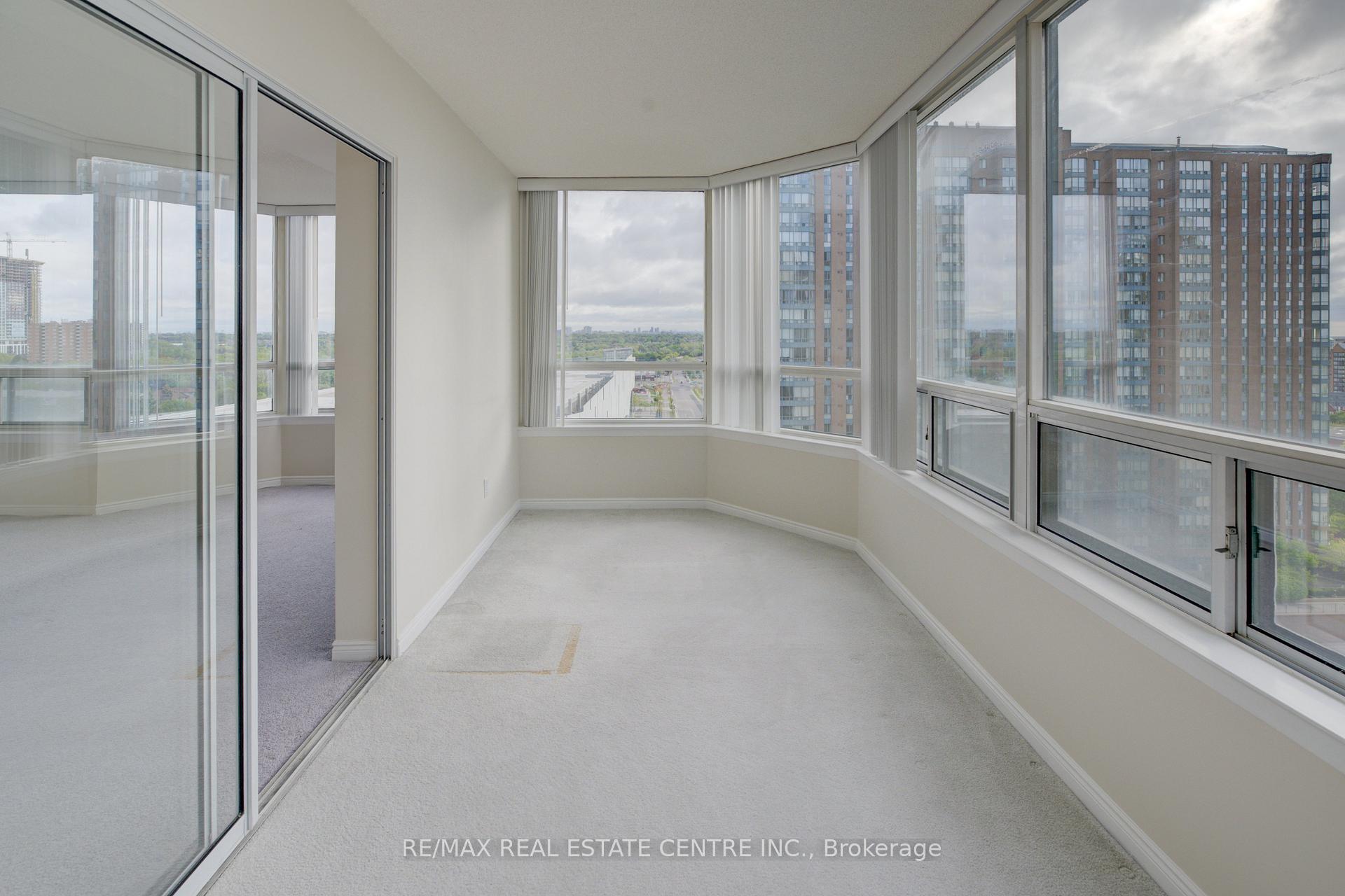 2 Bedrooms Condo at 135 Hillcrest, Mississauga For sale