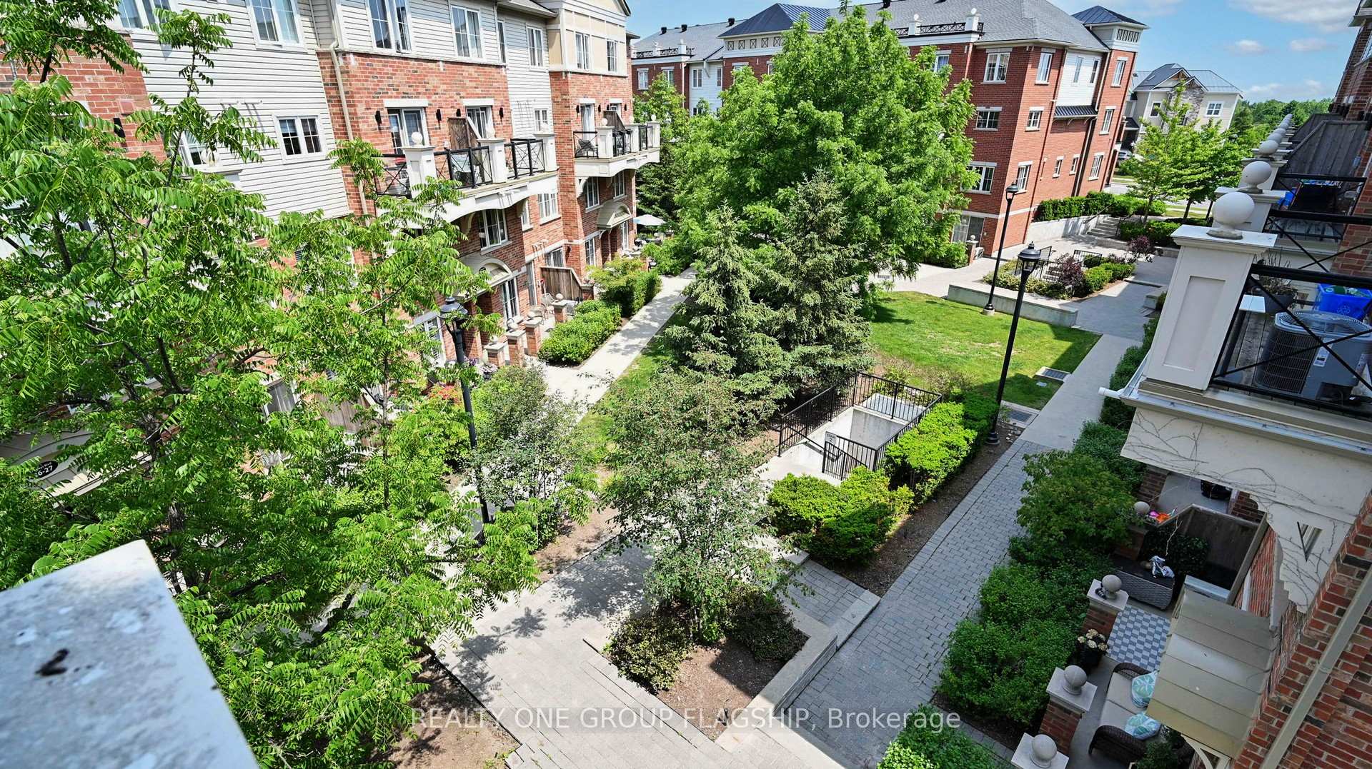 2 Bedrooms Condo at 2557 Sixth, Oakville For sale