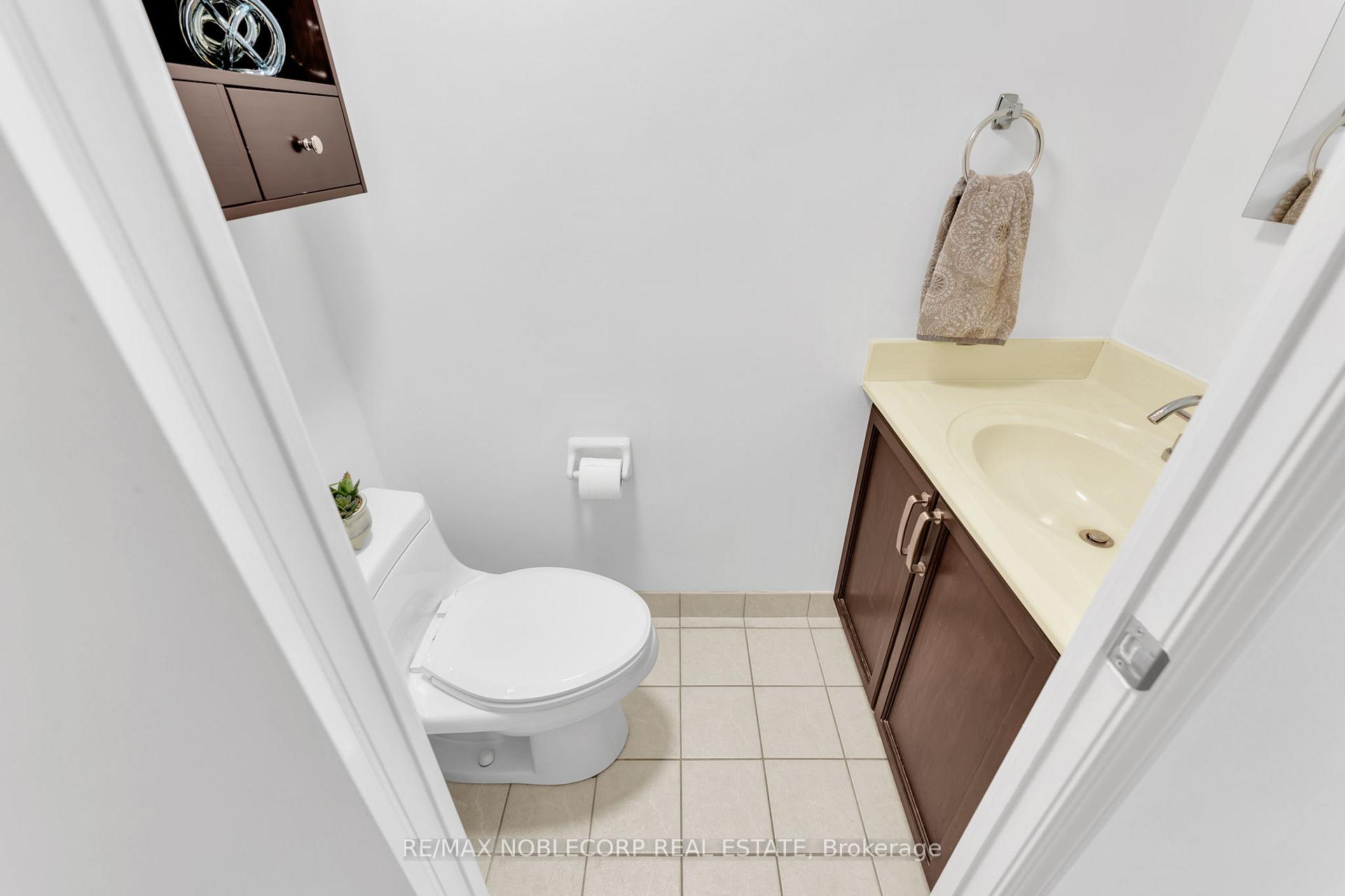 2 Bedrooms Condo at 954 King, Toronto For sale