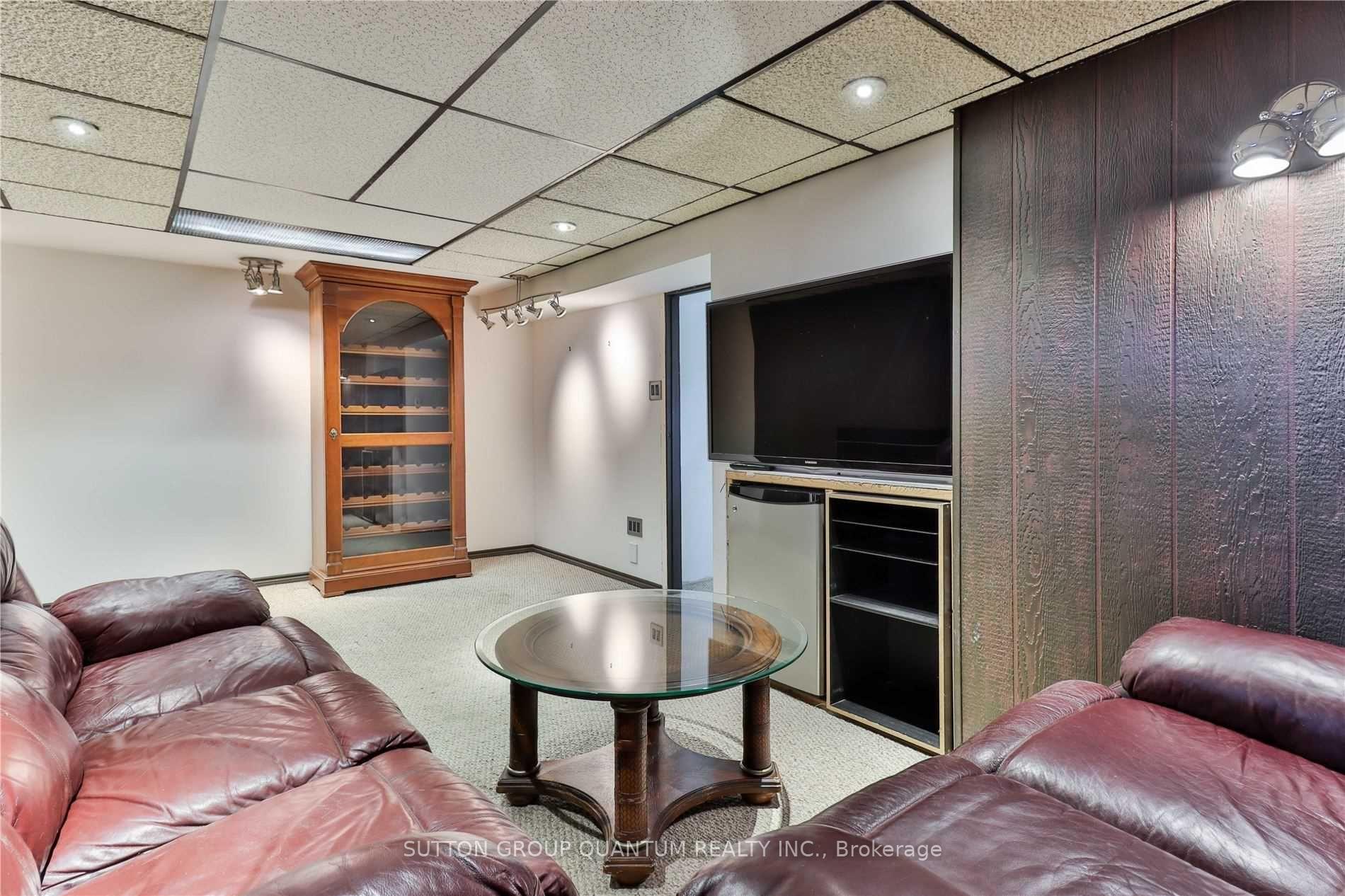 3 Bedrooms Condo at 1055 Shawnmarr, Mississauga For sale
