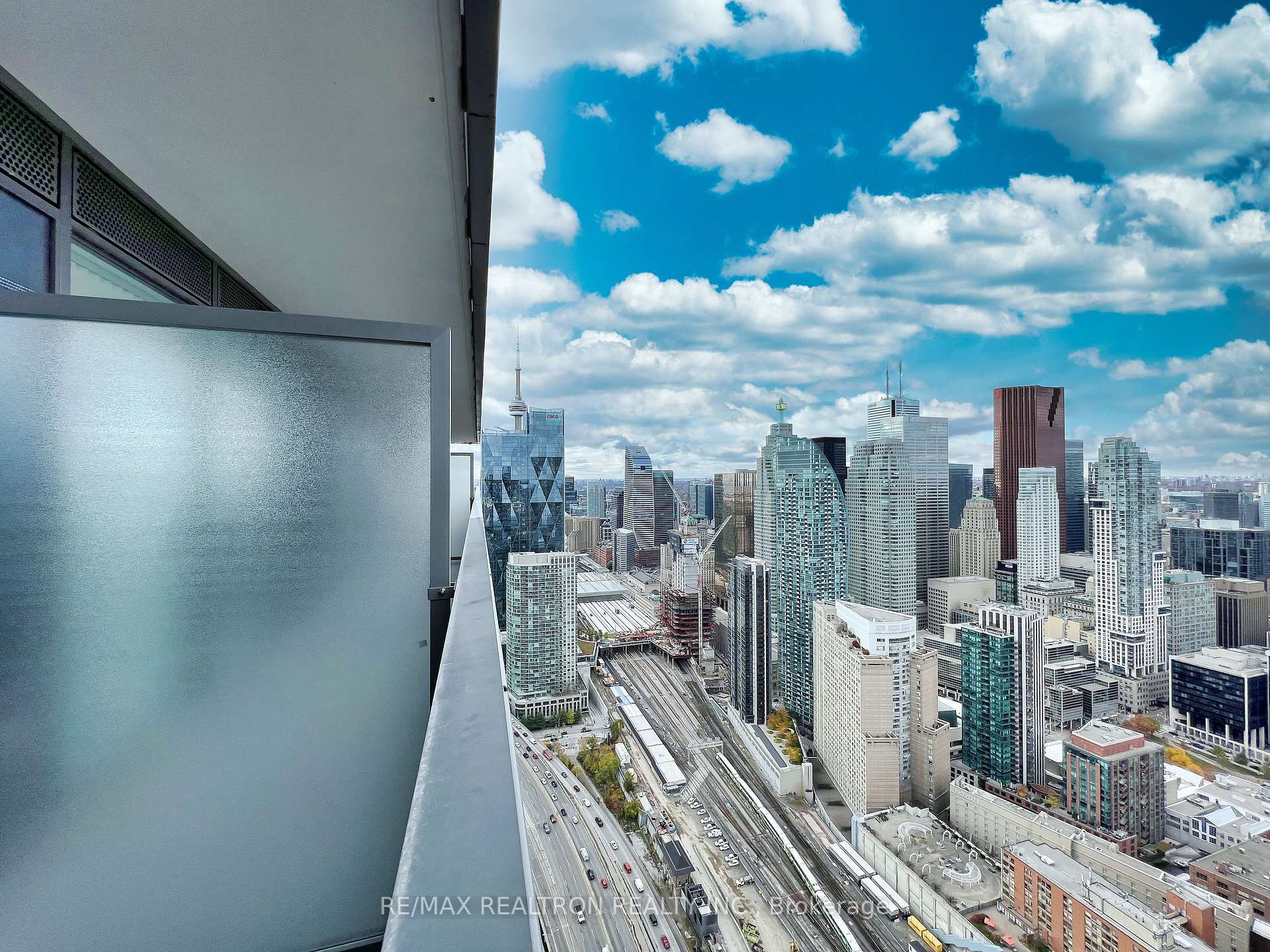 2 Bedrooms Condo at 55 Cooper, Toronto For sale