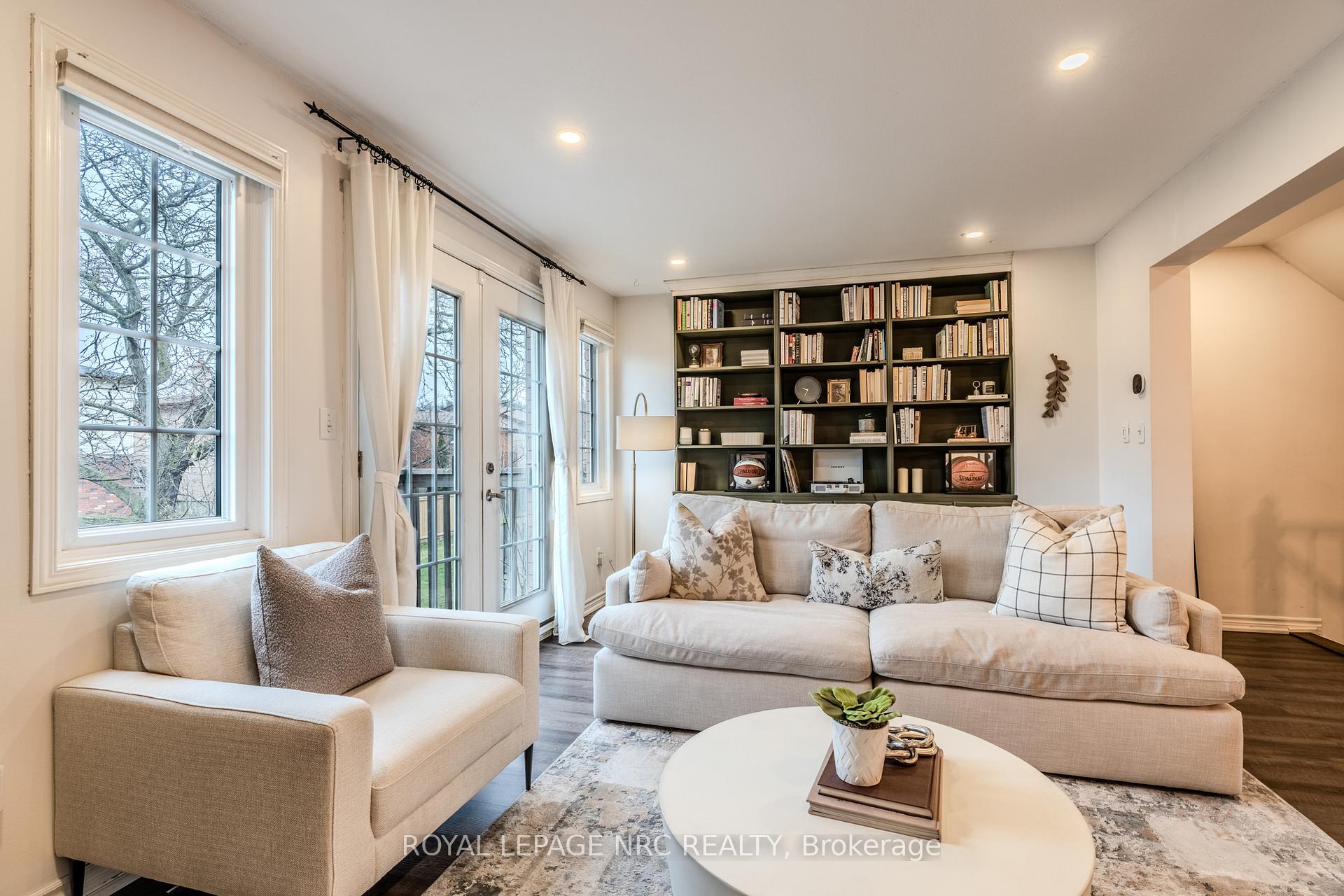 3 Bedrooms Condo at 29 Heritage, Hamilton For sale
