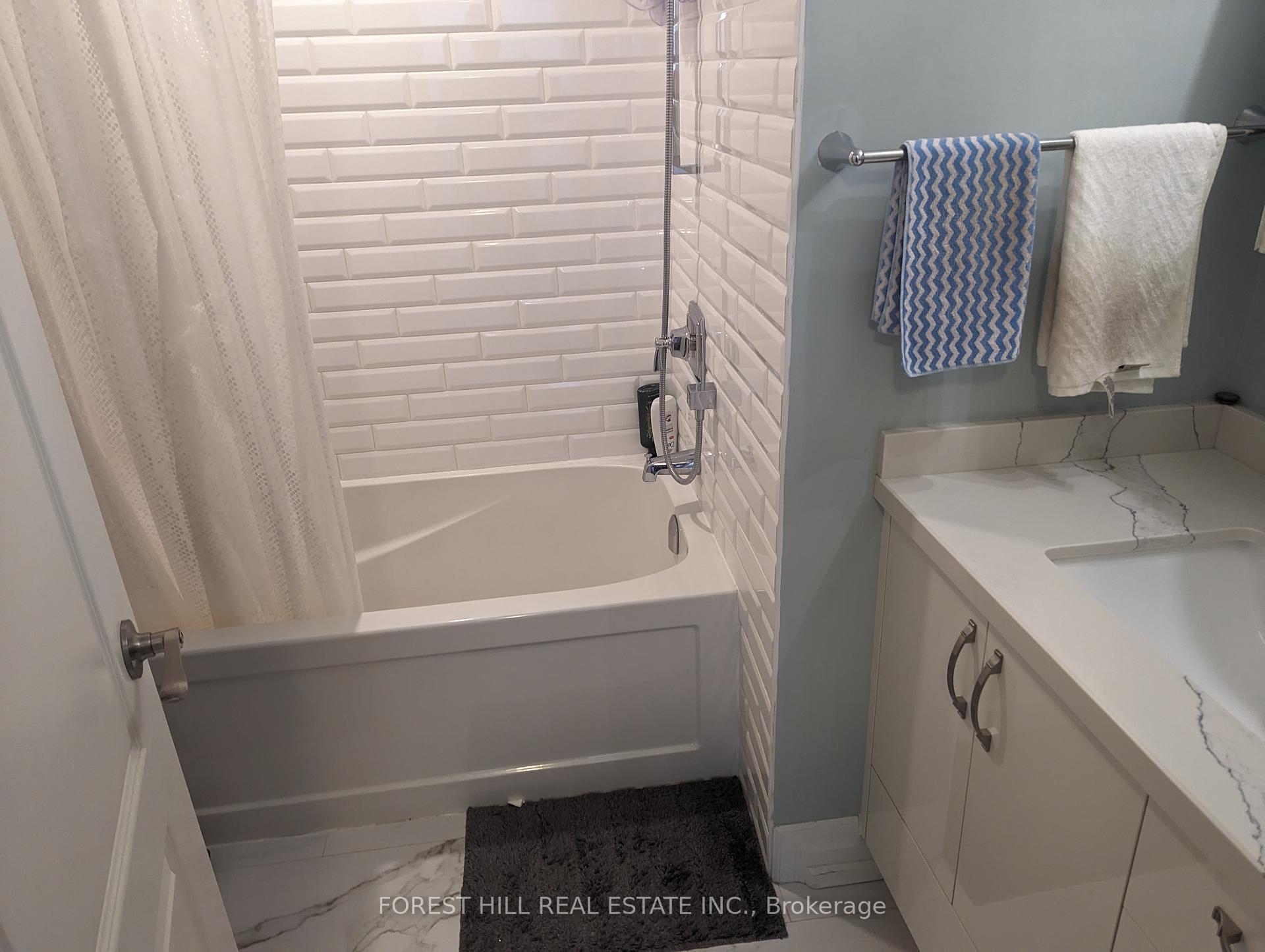5 Bedrooms Condo at 2395 Bromsgrove,  Mississauga For sale