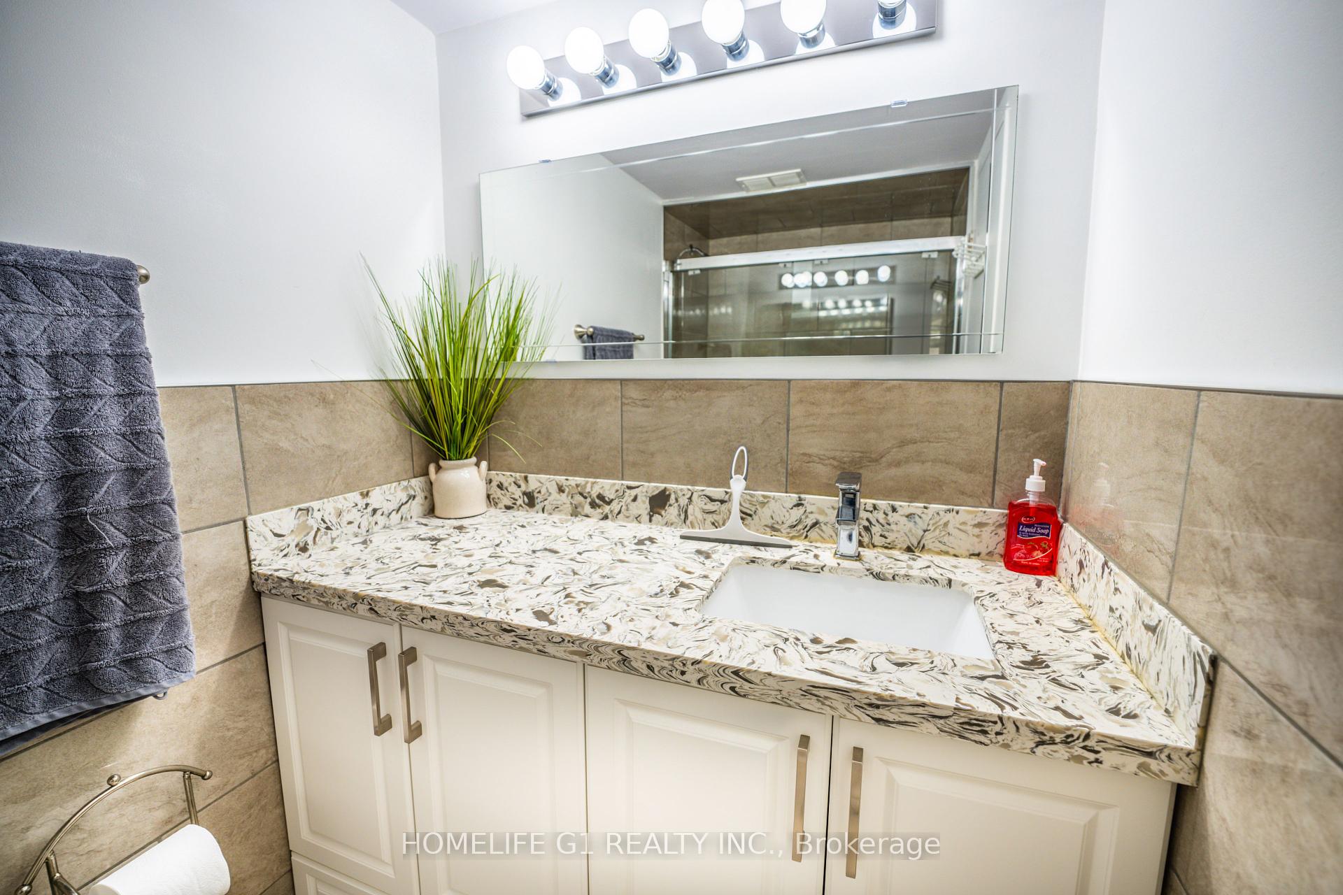3 Bedrooms Condo at 5 Shady, Toronto For sale