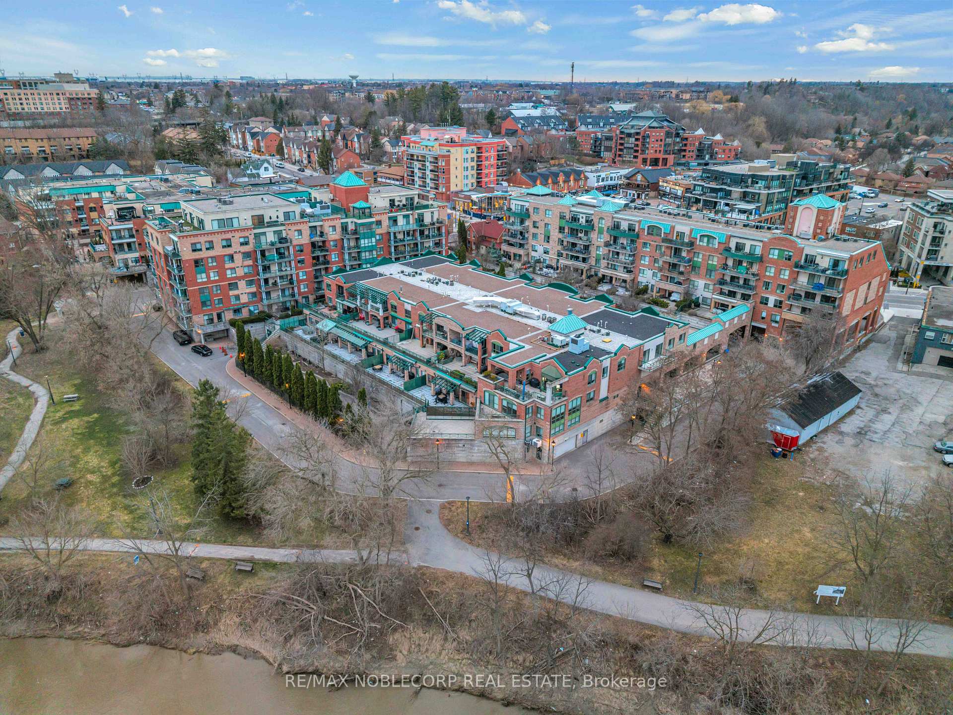 3 Bedrooms Condo at 121 Woodbridge, Vaughan For sale