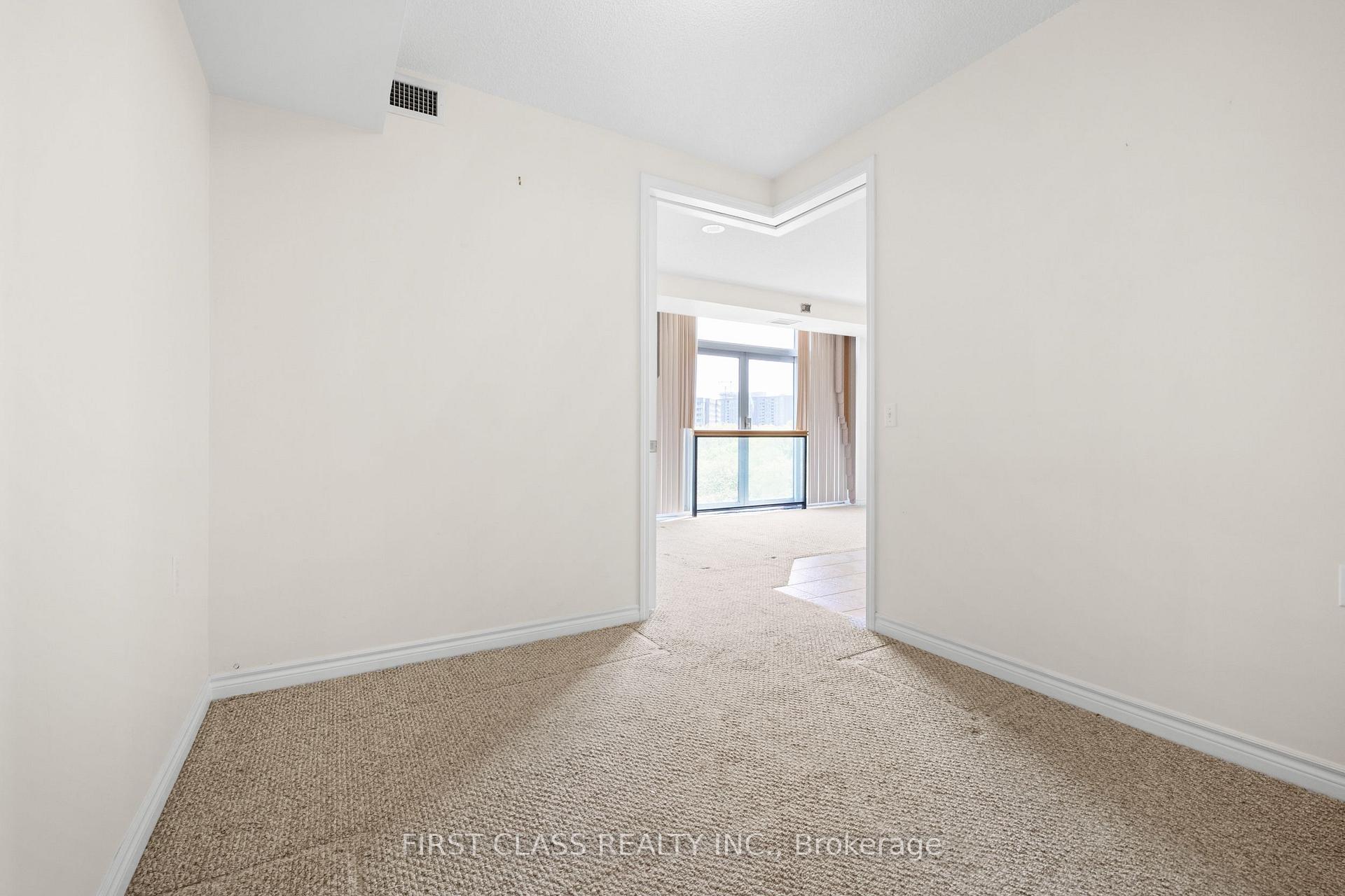 3 Bedrooms Condo at 200 Burnhamthorpe, Mississauga For sale