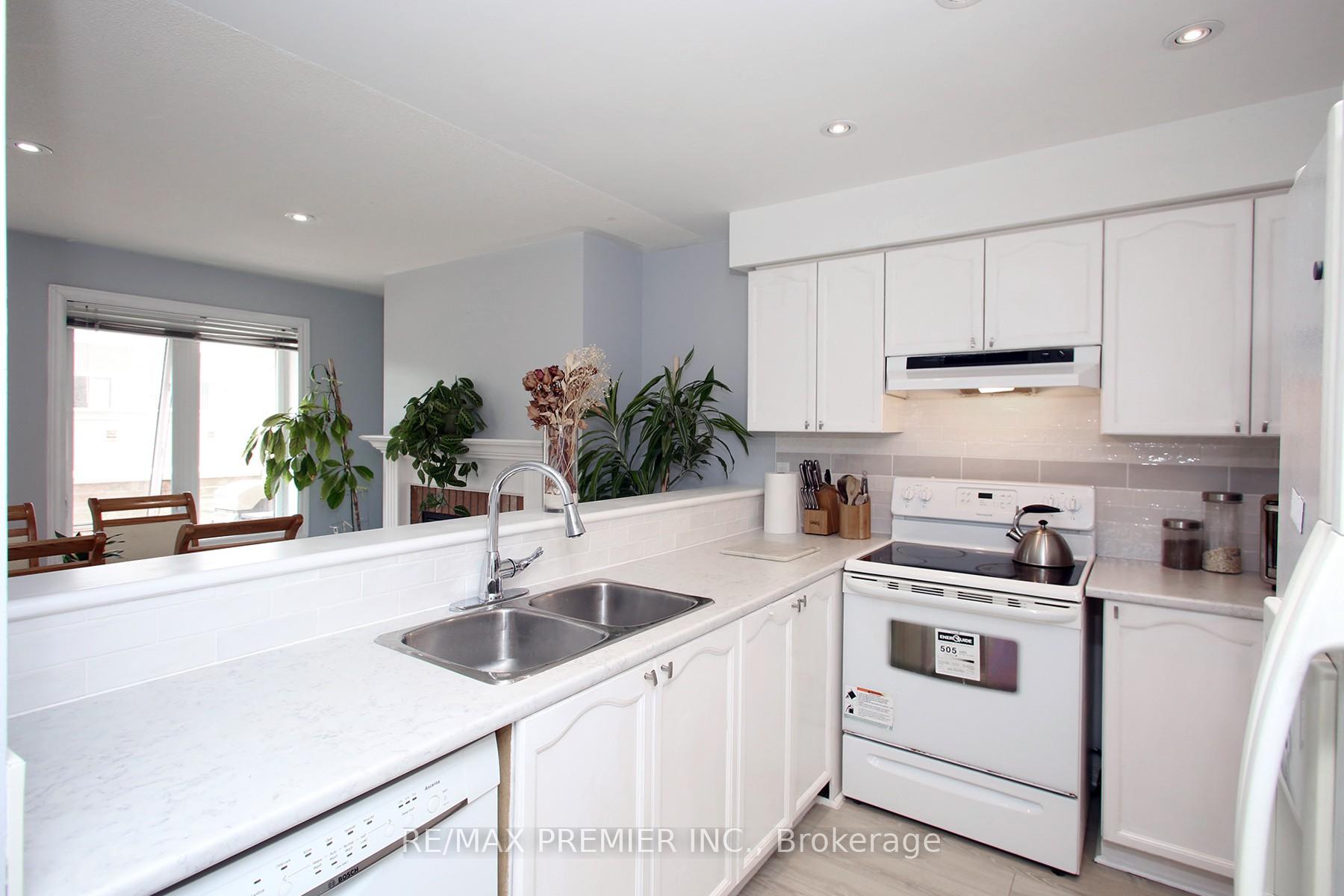 3 Bedrooms Condo at 45 Bristol, Mississauga For sale