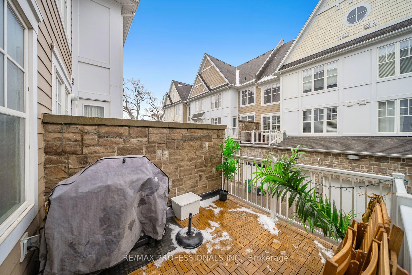 2 Bedrooms Condo at 1437 Lakeshore,  Mississauga For sale