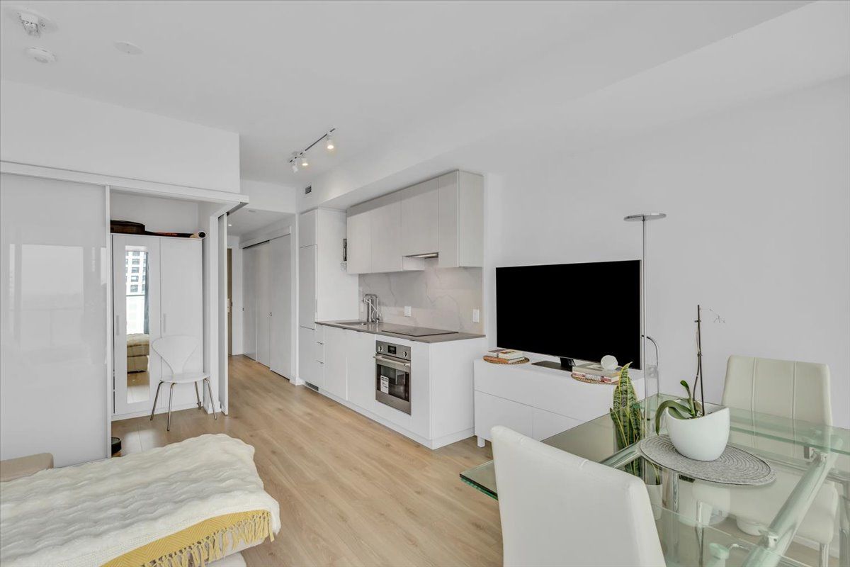 161 Roehampton Avenue 3301