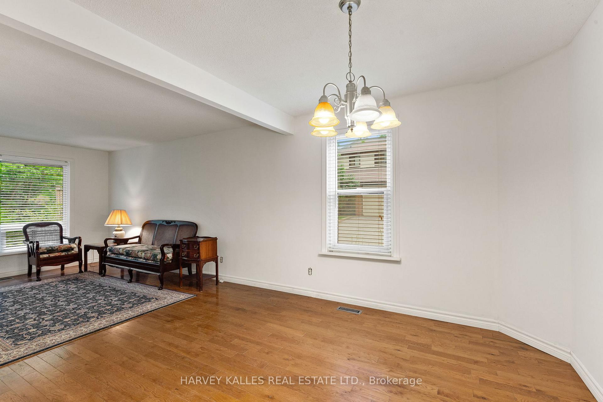 3 Bedrooms Condo at 2020 South Millway, Mississauga For sale