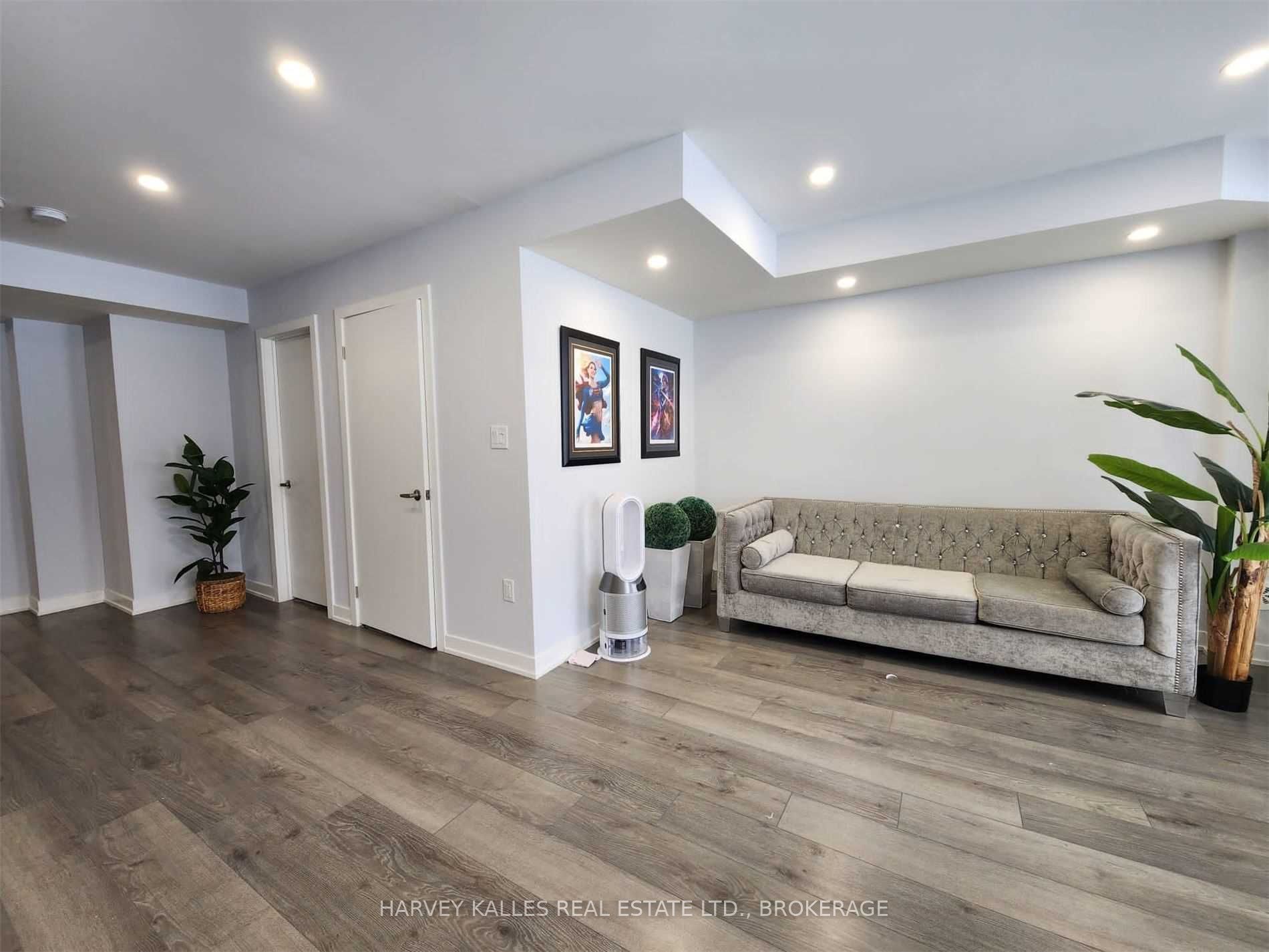 250 Finch Avenue 26