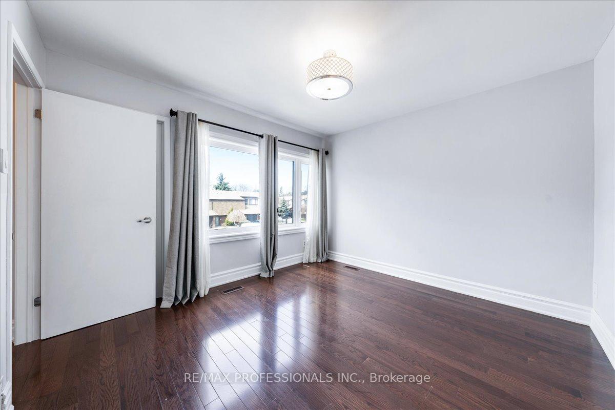 3 Bedrooms Condo at 600 Silver Creek,  Mississauga For sale
