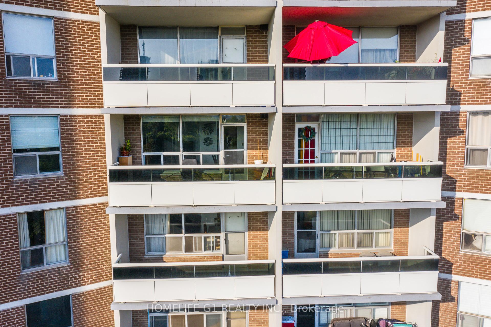 3 Bedrooms Condo at 5 Shady, Toronto For sale