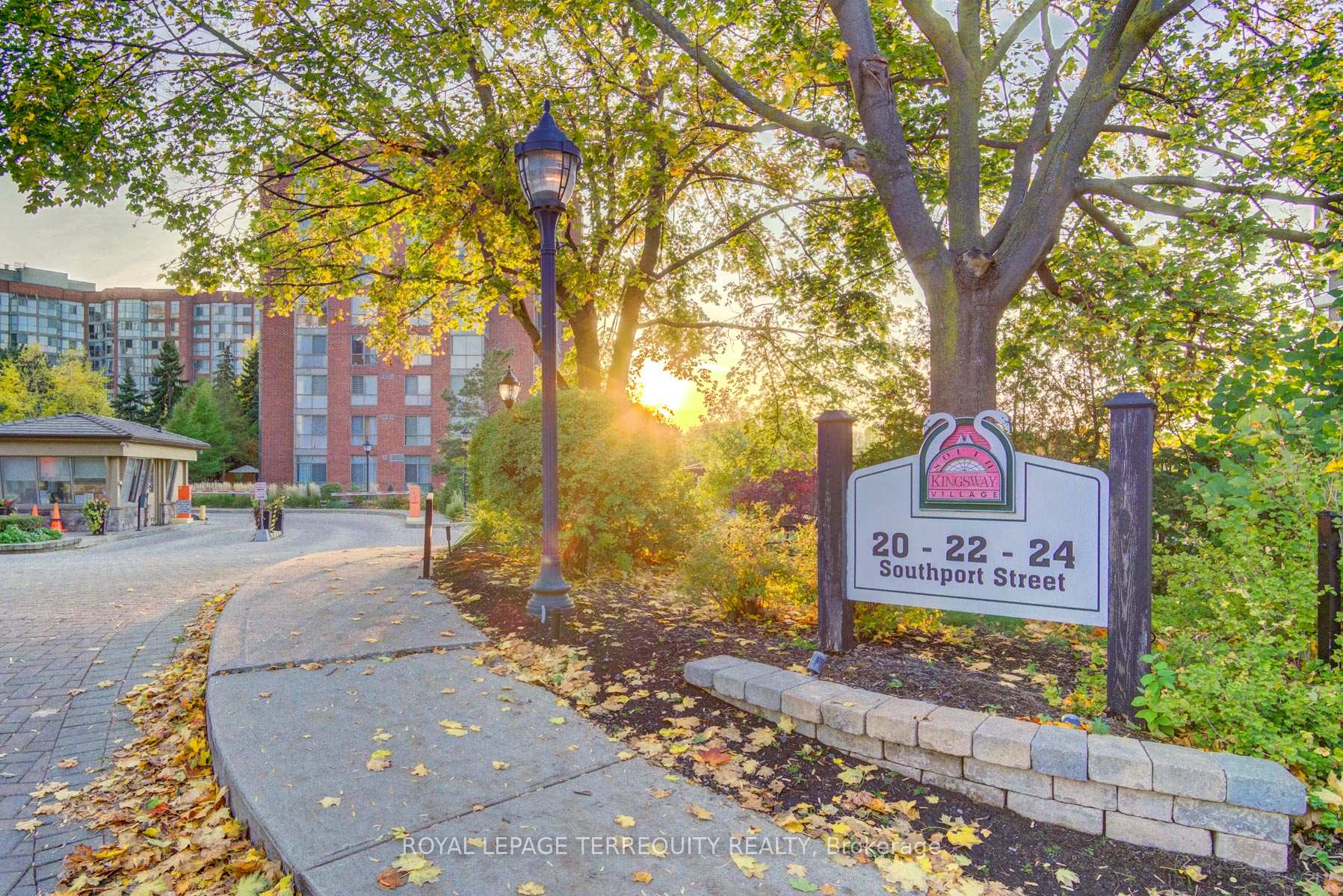 2 Bedrooms Condo at 20 Southport, Toronto For sale