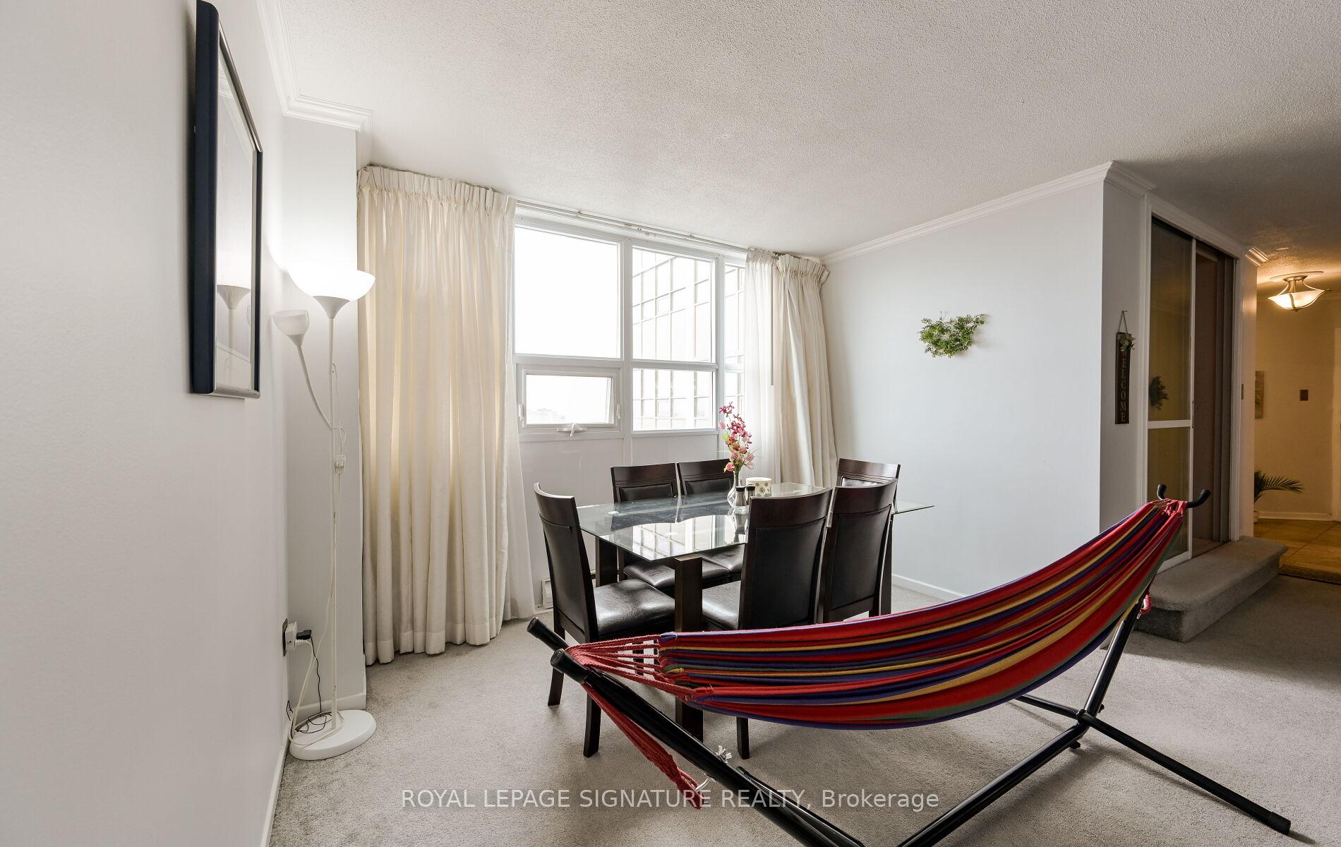 4 Bedrooms Condo at 2323 Confederation, Mississauga For sale
