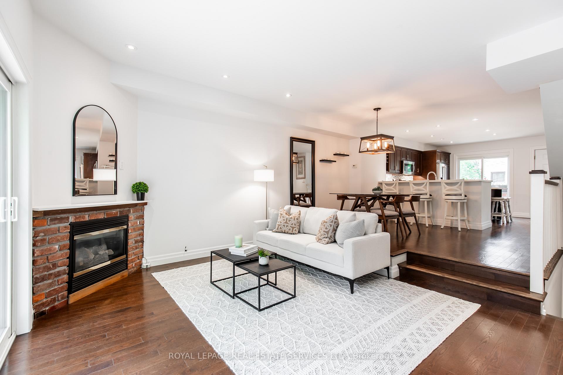 3 Bedrooms Condo at 3122 Lakeshore, Oakville For sale