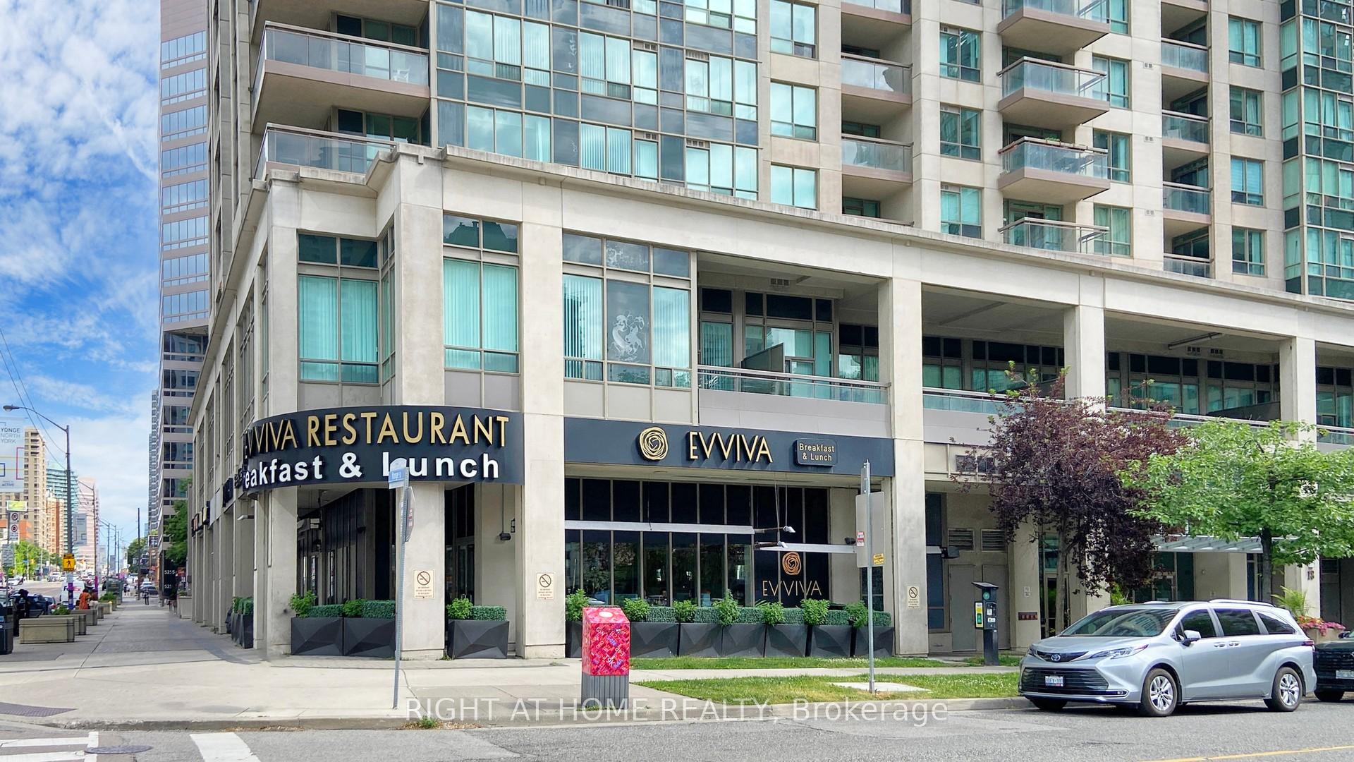 3 Bedrooms Condo at 18 Parkview, Toronto For sale