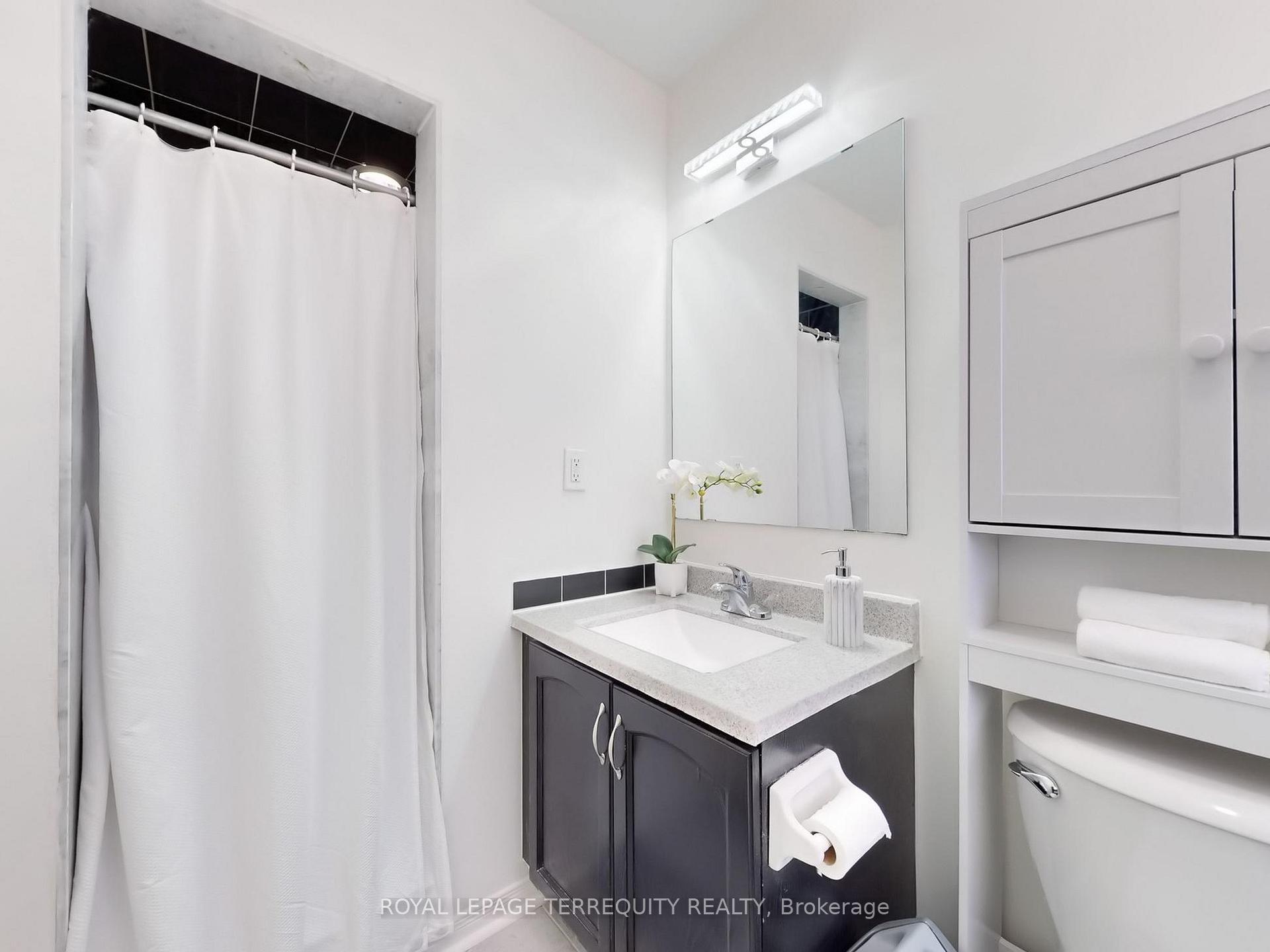 4 Bedrooms Condo at 6399 Spinnaker,  Mississauga For sale