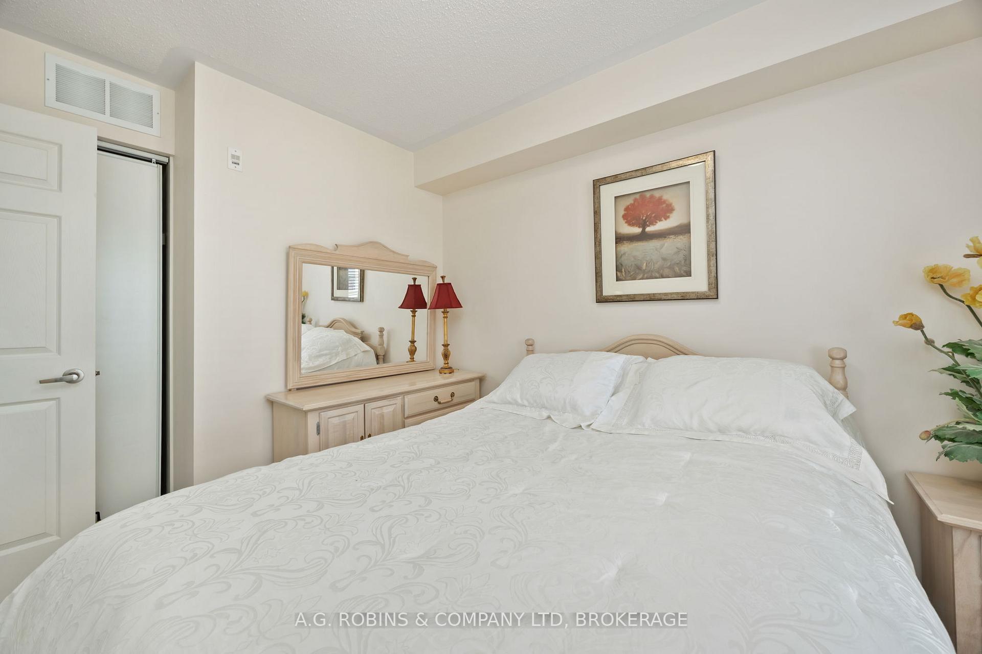 3 Bedrooms Condo at 595 Dundas, Mississauga For sale