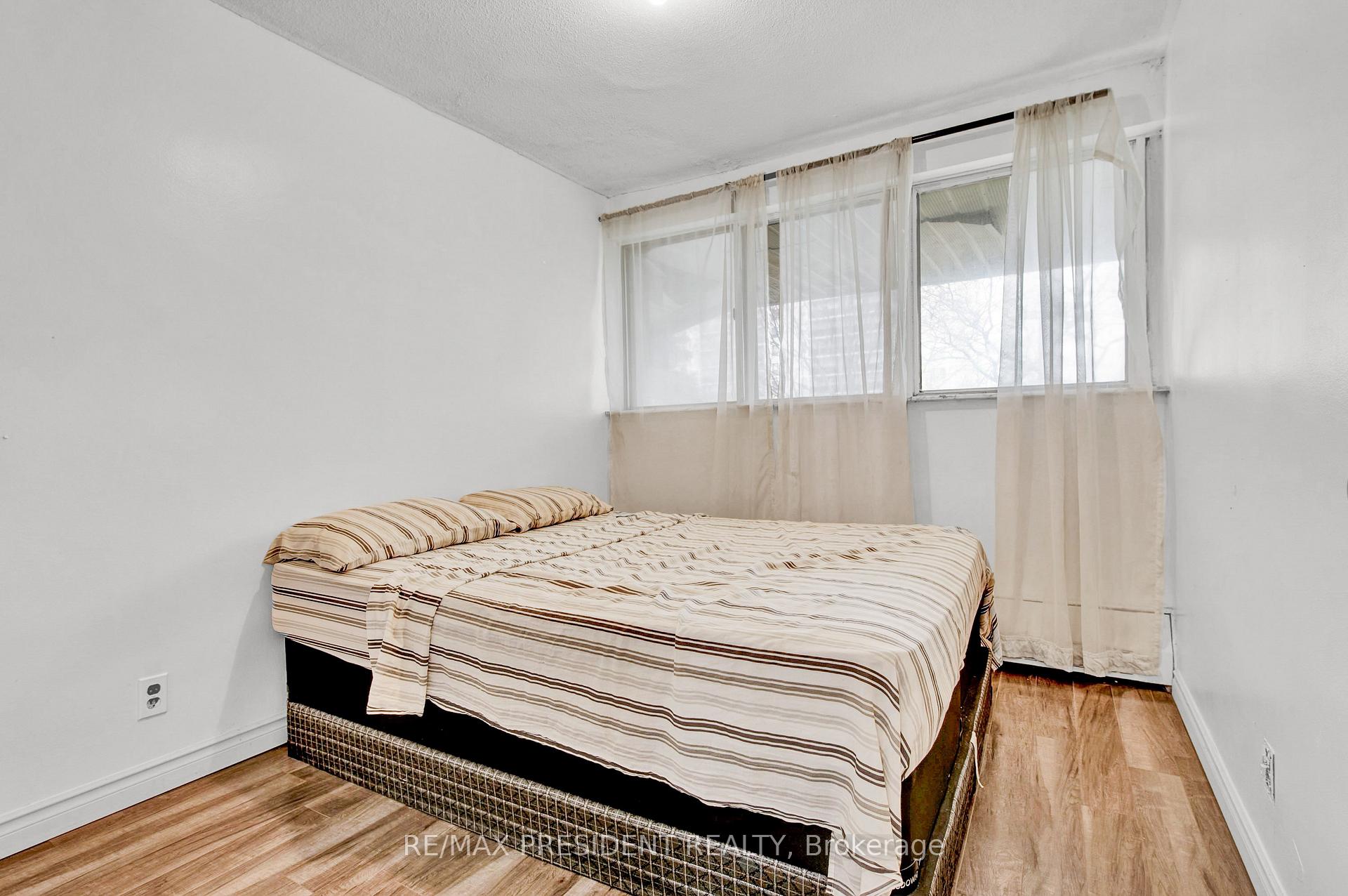 4 Bedrooms Condo at 10 Eddystone,  Toronto For sale