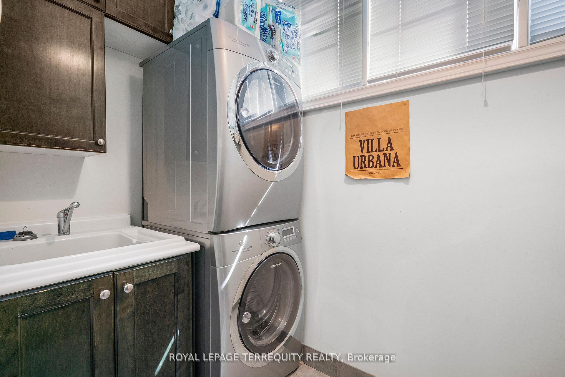 3 Bedrooms Condo at 197 La Rose, Toronto For sale