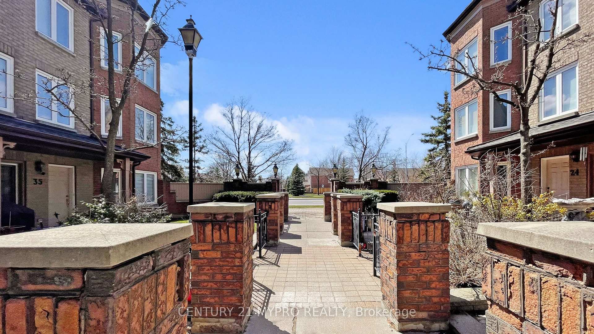 3 Bedrooms Condo at 735 New Westminster,  Vaughan For sale