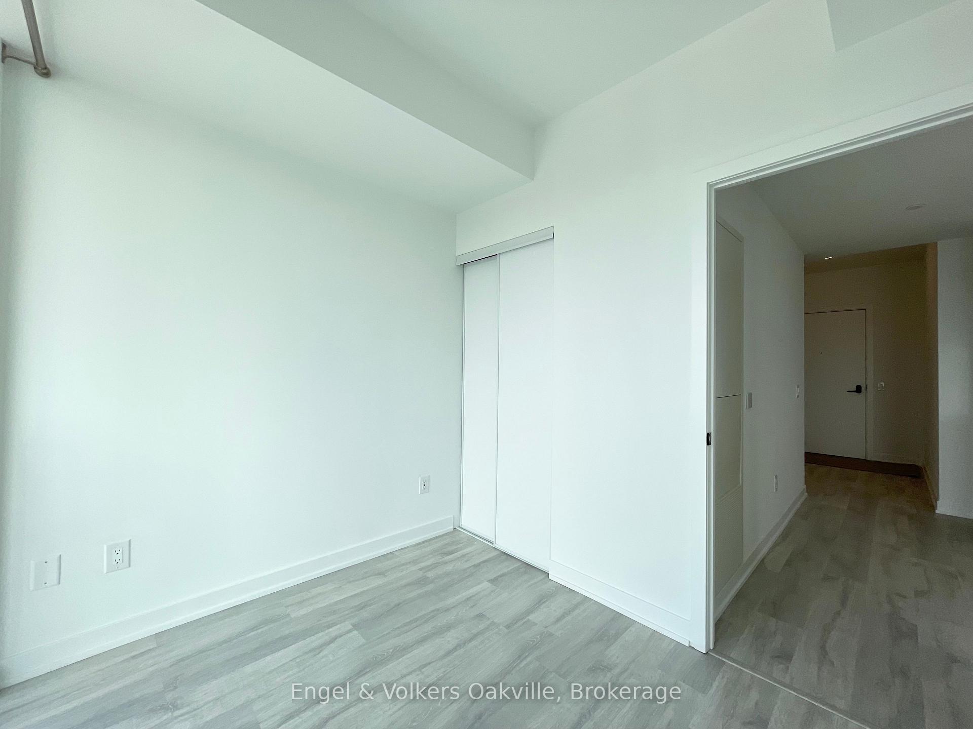 2 Bedrooms Condo at 220 Missinnihe, Mississauga For sale