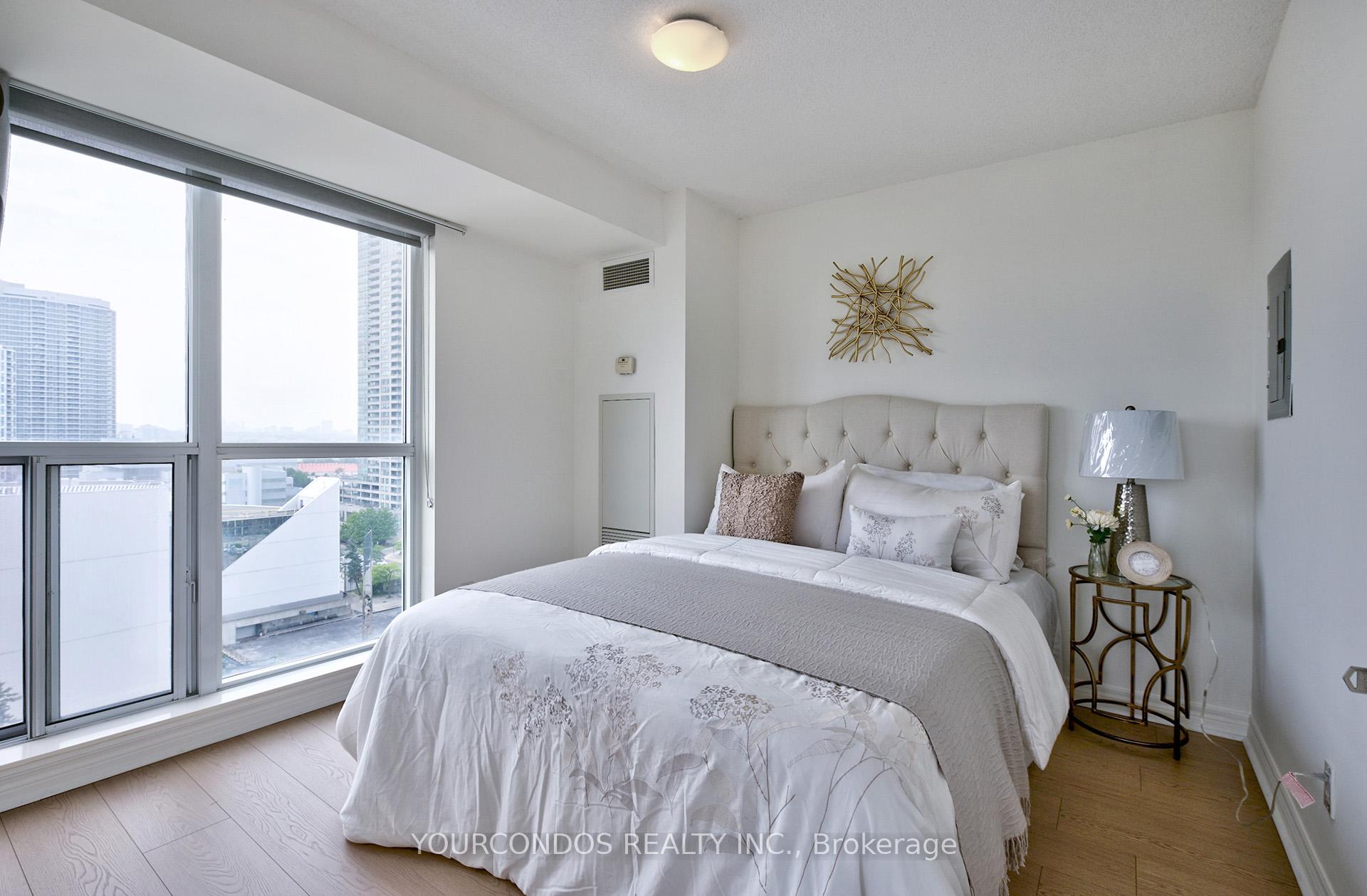 2 Bedrooms Condo at 60 Town Centre, Toronto For sale