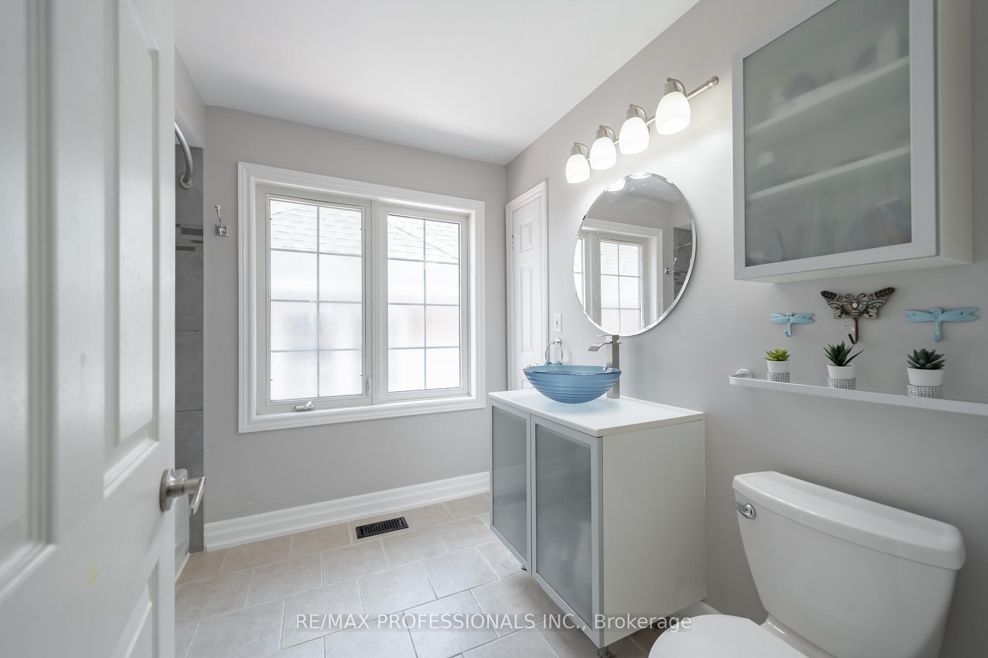 2 Bedrooms Condo at 3480 Upper Middle, Burlington For sale