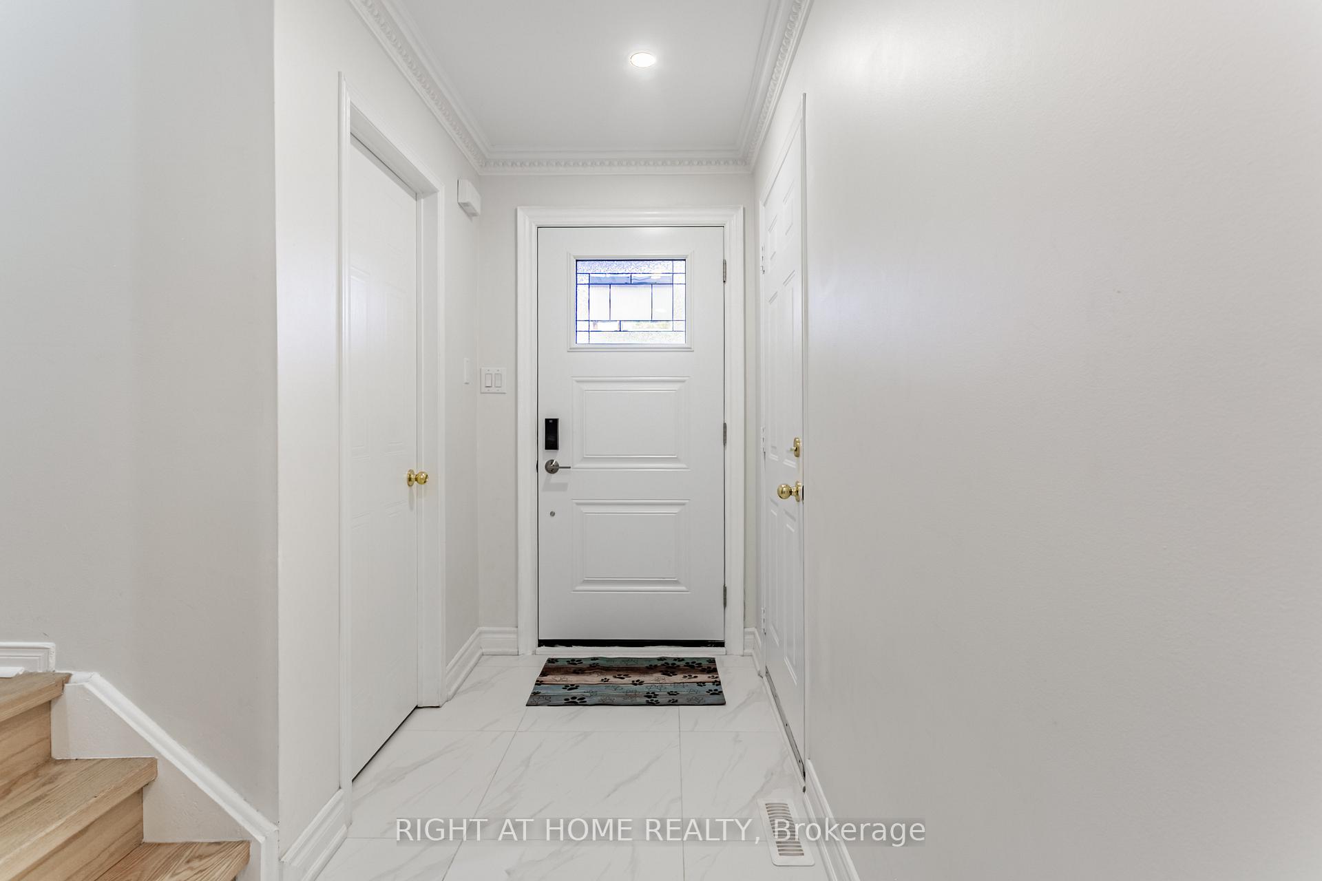 4 Bedrooms Condo at 5223 Fairford, Mississauga For sale